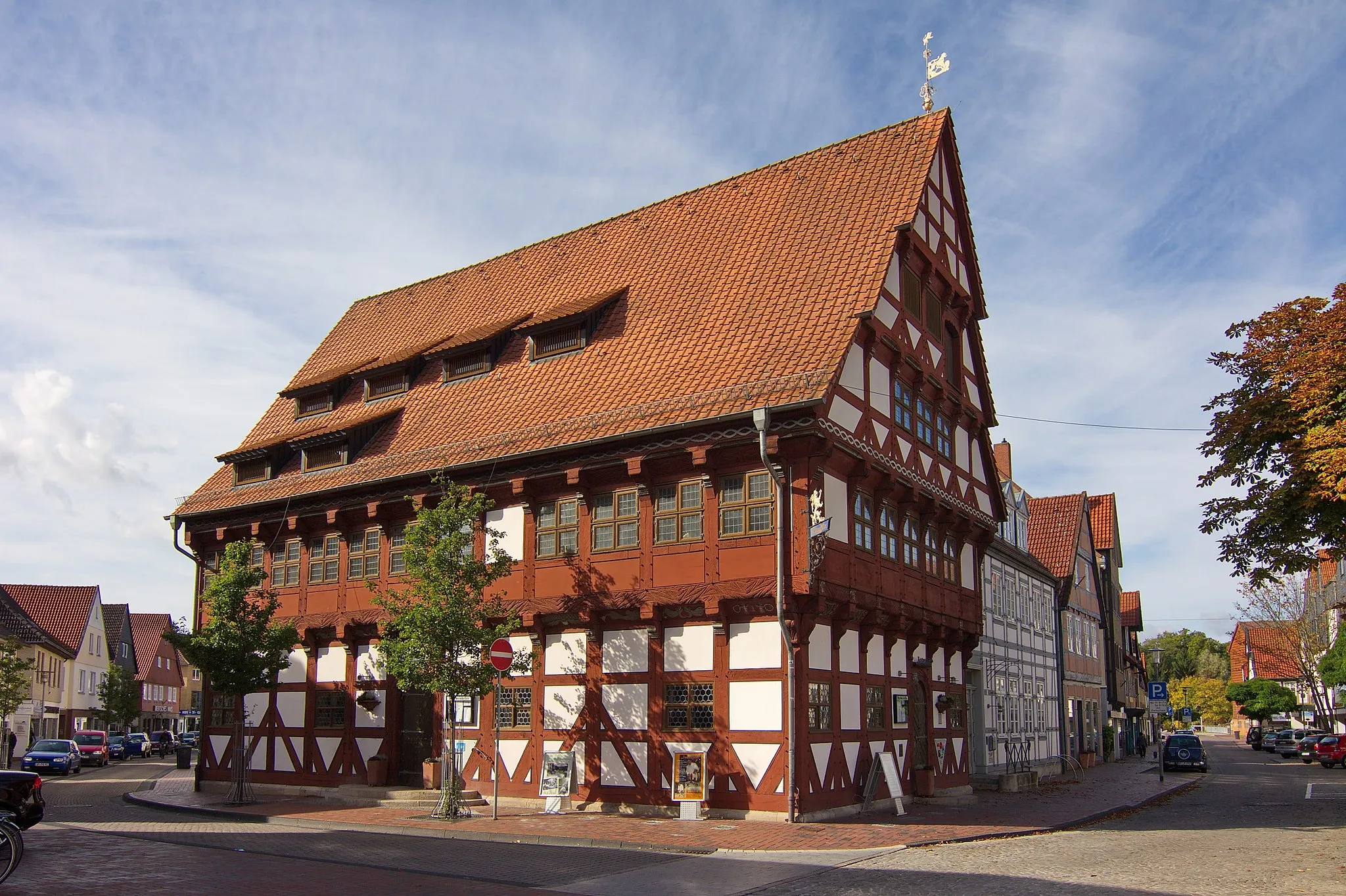 Photo showing: Das Alte Rathaus am Cardenap 1 in Gifhorn wird auf 1562 datiert. Es ist ein Fachwerkbau mit reichem Schnitzwerk. Heute befindet sich die Gaststätte "Ratsweinkeller" in dem Gebäude.