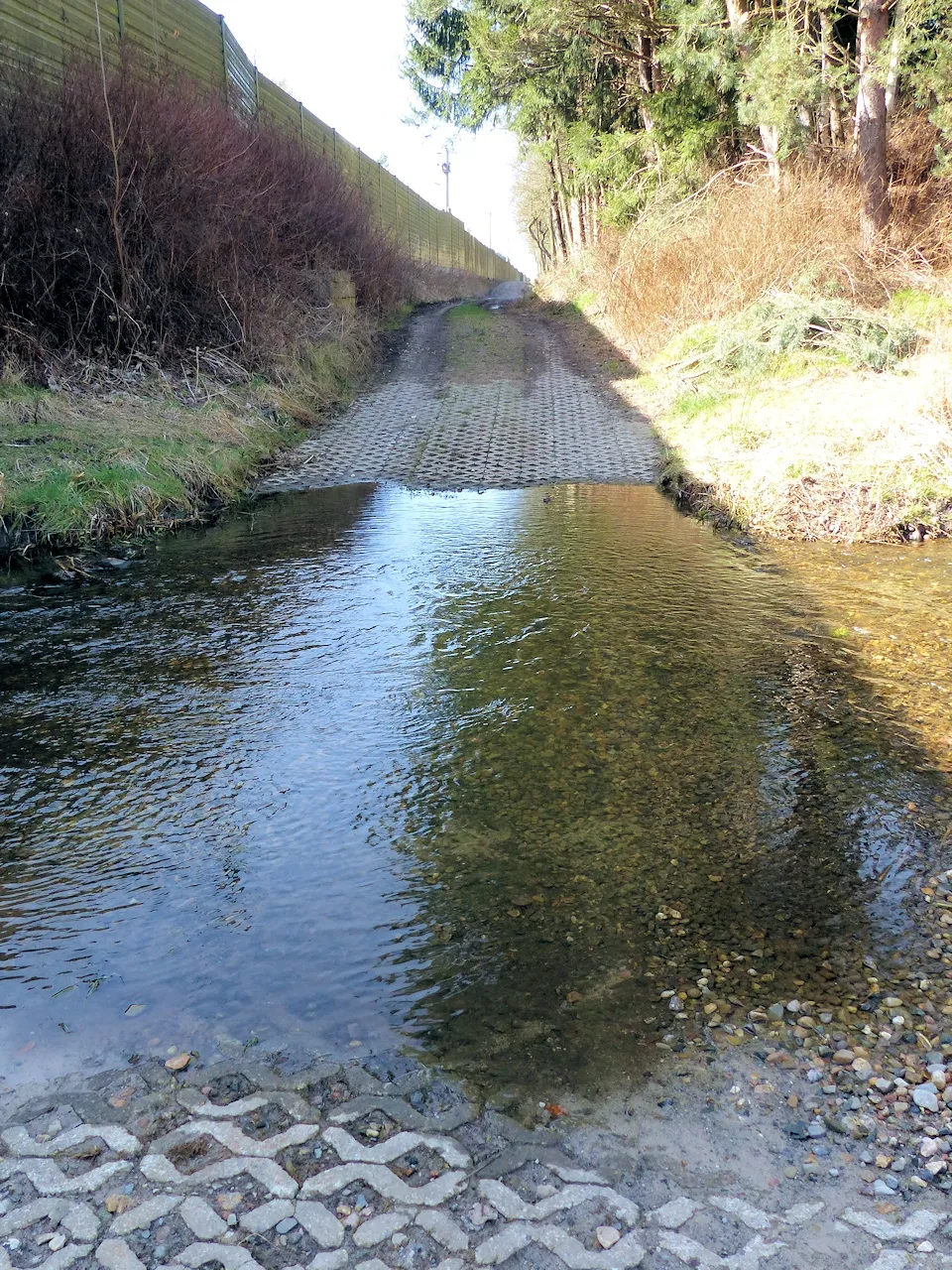 Photo showing: Furt durch die Alte Hehlenriede an der ICE-Bahnstrecke bei Winkel, Blickrichtung Westen.