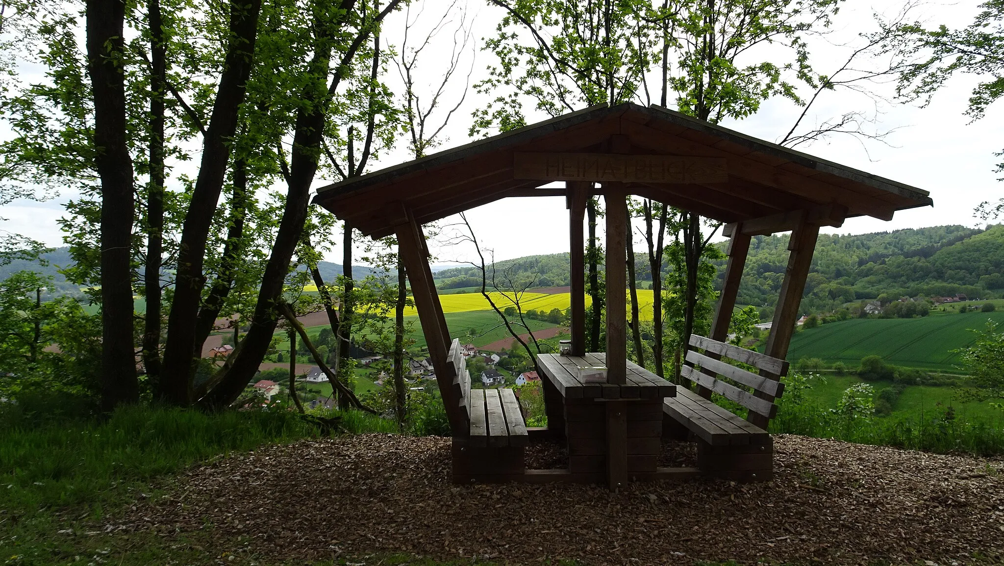 Photo showing: Schutzhütte Heimatblick mit Picknicktisch