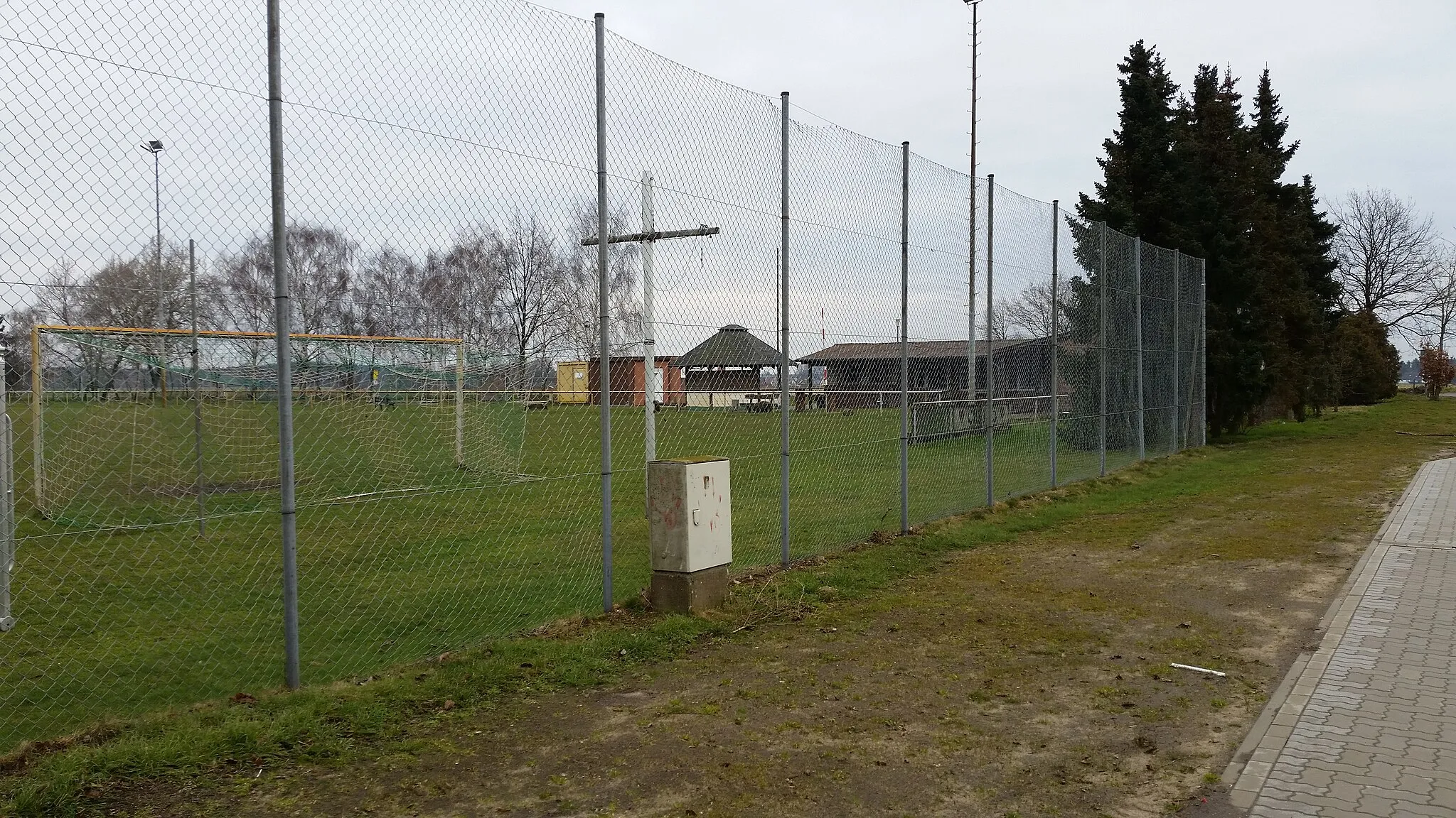 Photo showing: Auf dem Bild erkennt man den A-Platz und das alte Sportheim von Brechtorf. Im Rücken befindet sich das neue Sportheim und der B-Platz.