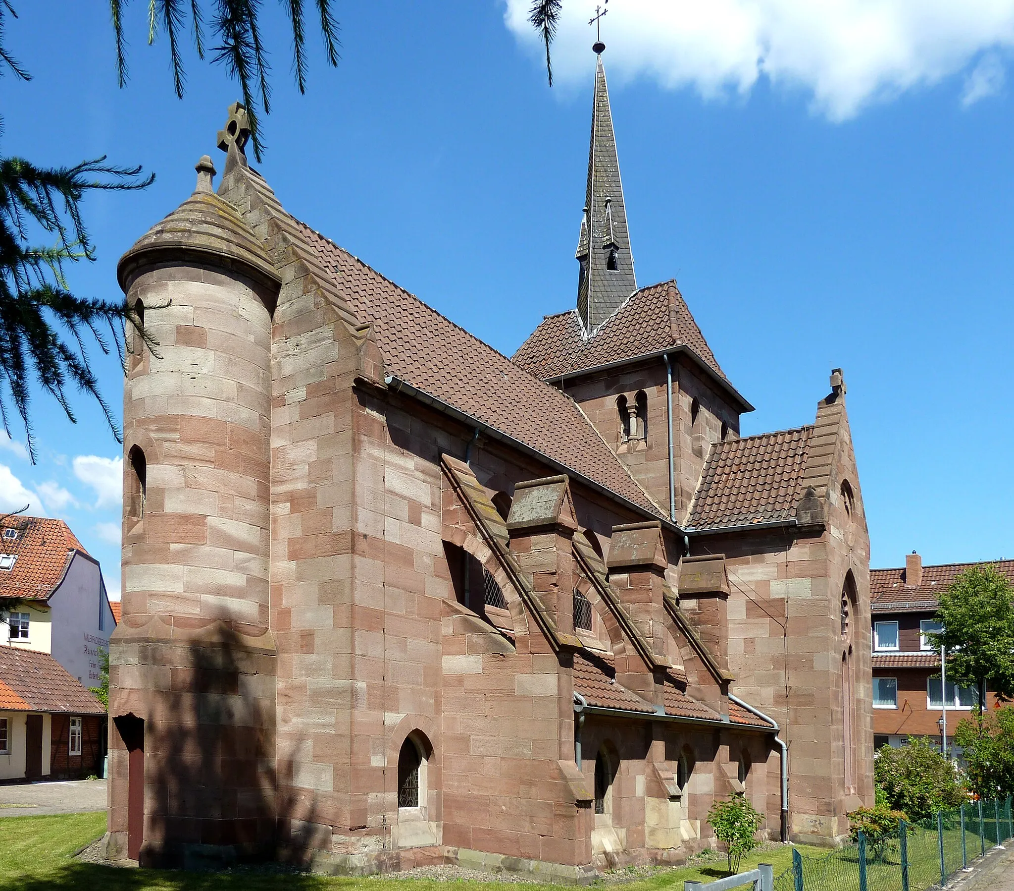 Photo showing: Ev.-luth. Gustav-Adolf-Kirche in Gieboldehausen, Landkreis Göttingen, Niedersachsen. Kleine neugotische Kirche, aufgebaut wie eine dreischiffige Basilika, Entwurf 1877 durch Conrad Wilhelm Hase. Ansicht von Südwesten