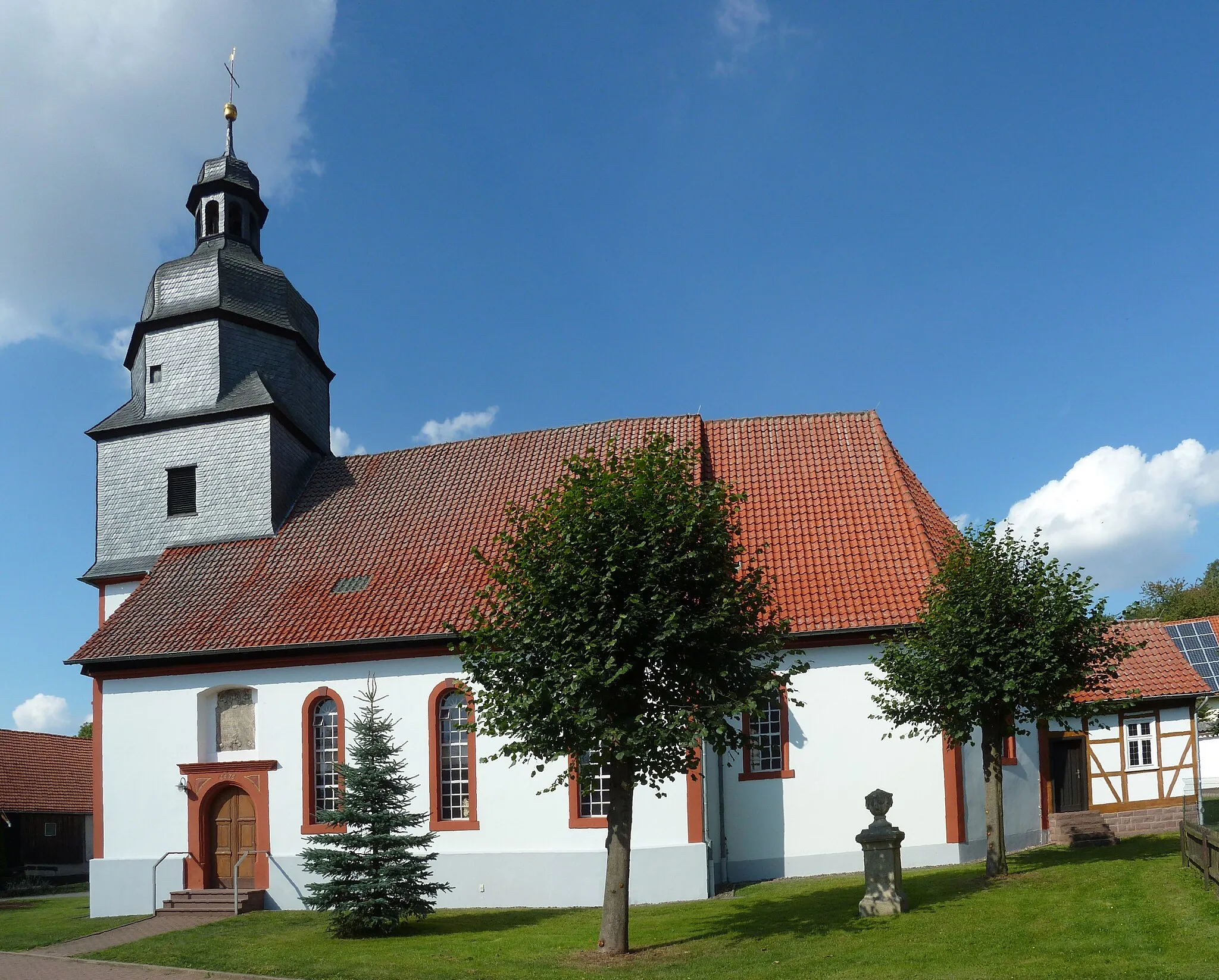 Photo showing: Seitenansicht der ev.-luth. Kirche St. Marien in Wollershausen, Niedersachsen. Erbaut 1675, Chorraum 1610/11
