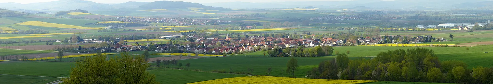 Photo showing: Blick von Südosten vom Mäuseberg über das Leinetal auf Sudheim, Stadt Northeim, Südniedersachsen. Im Hintergrund links Hillerse, rechts Höckelheim