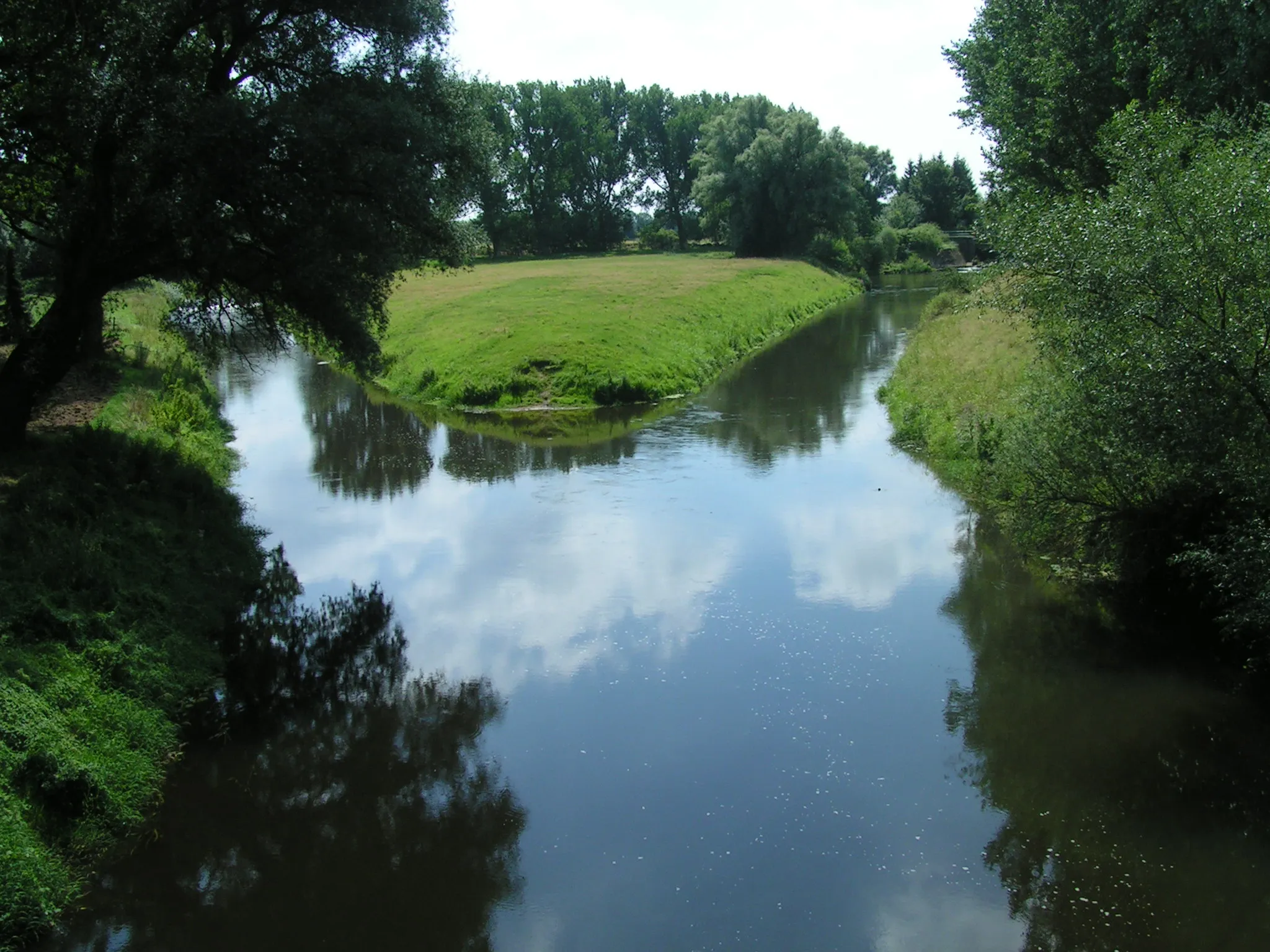 Photo showing: Mündung der Oker (rechts) in die Aller (links) in Müden (Deutschland); der abgebildete Bereich liegt seit 2014 im Naturschutzgebiet „Allertal zwischen Gifhorn (B 4) und Flettmar (Kreisgrenze)“