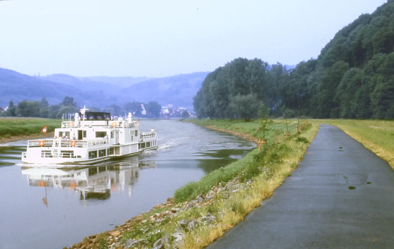 Photo showing: Weserradweg (river Weser cycle route) in the upper part of the Weser valley between the villages of Oedelsheim and Gieselwerder