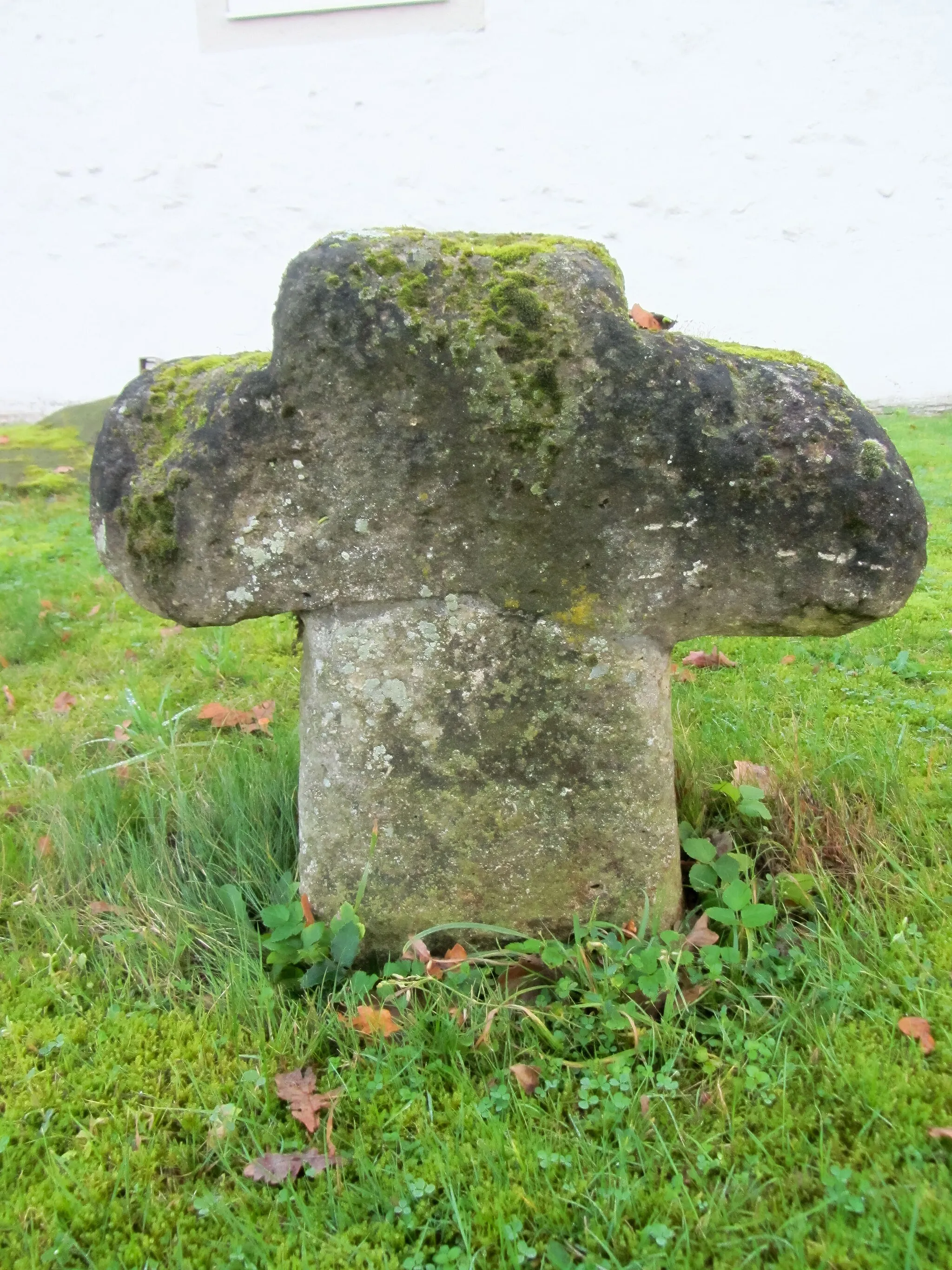 Photo showing: Brüderstein II auf dem Kirchhof in Jembke