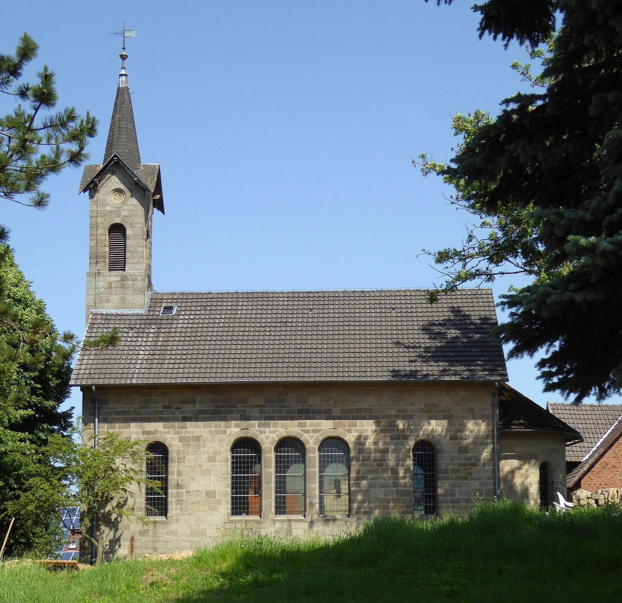 Photo showing: Südansicht der ev.-luth. Kirche in Imbsen, Gemeinde Niemetal, Landkreis Göttingen, Südniedersachsen. Erbaut 1860/61 durch Bodo von Stockhausen