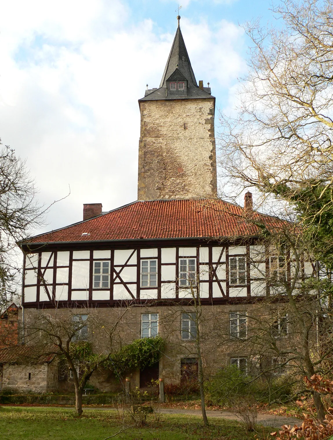 Photo showing: Burg Lutter, Bergfried und Hauptgebäude von der Fachwerkseite