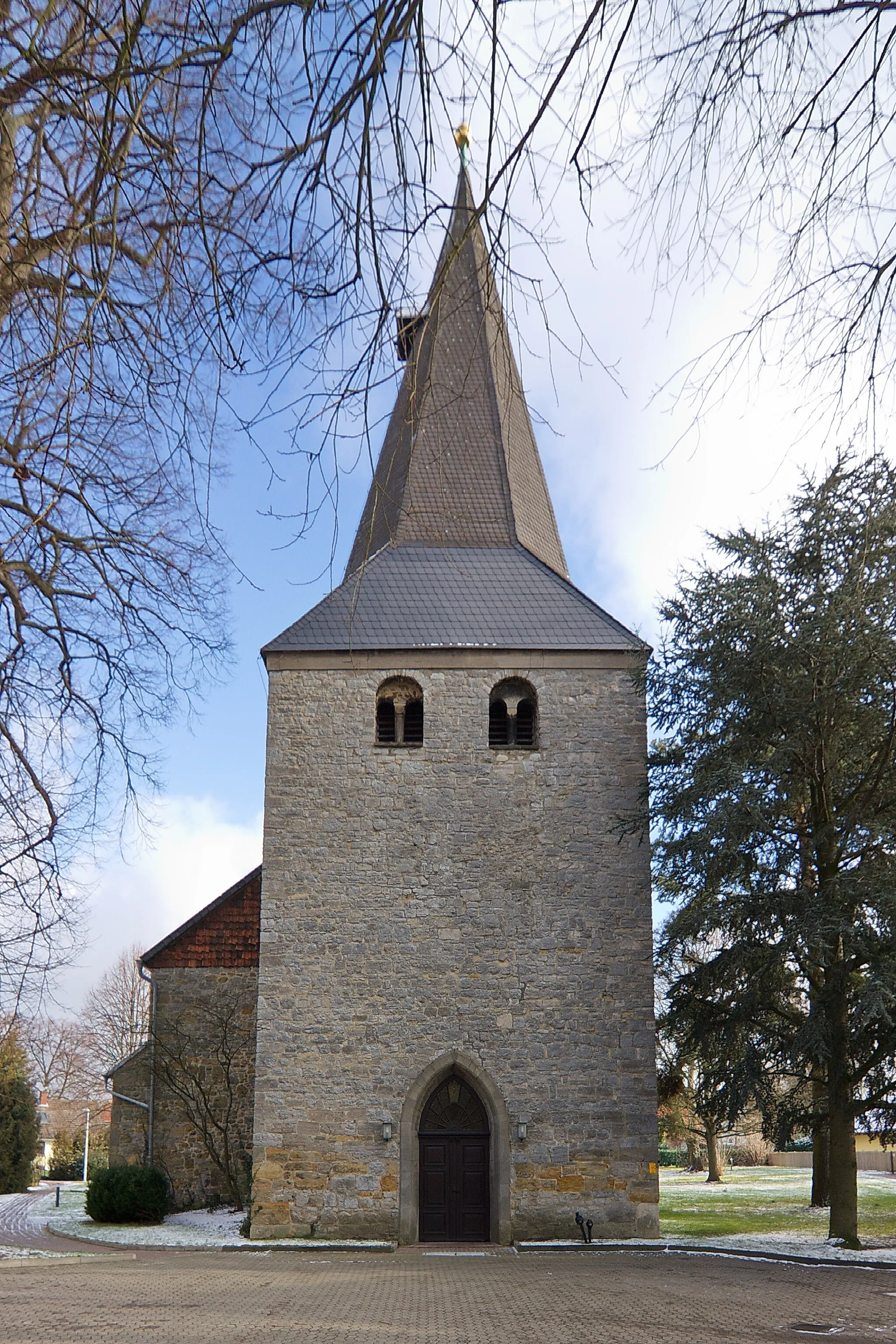 Photo showing: St. Andreaskirche mit Turm aus 12.Jhd. in Gadenstedt (Ilsede), Niedersachsen, Deutschland