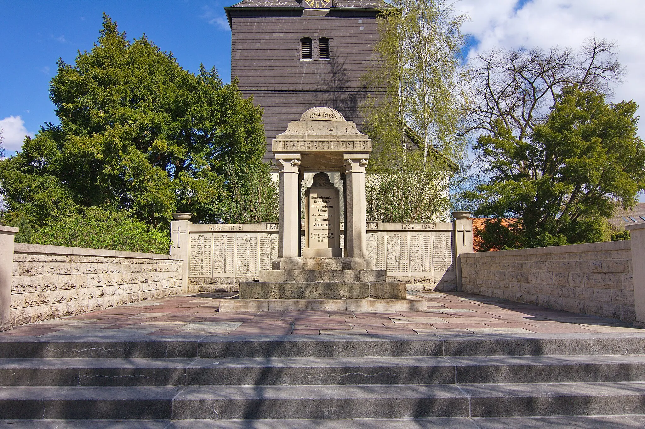 Photo showing: Kriegerdenkmal in Vöhrum (Peine), Niedersachsen, Deutschland.