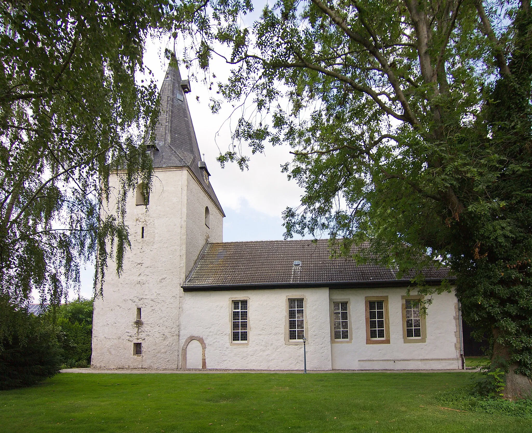 Photo showing: Die St. Martini-Kirche von Wahle (Vechelde) wurde im Jahre 1494 im romanisch-gotischen Stil errichtet.