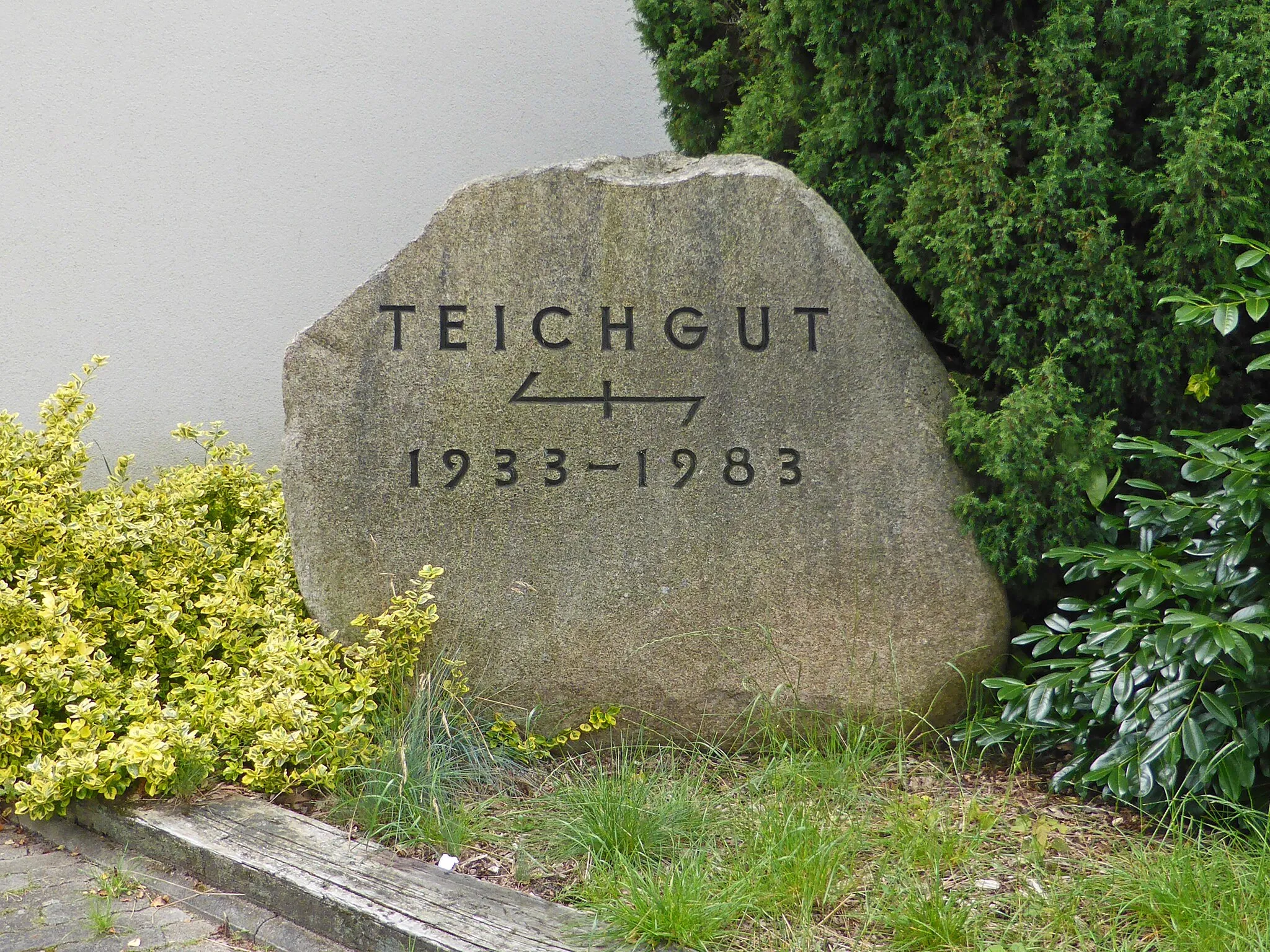 Photo showing: Gedenkstein an die Siedlungsgründung von Teichgut.