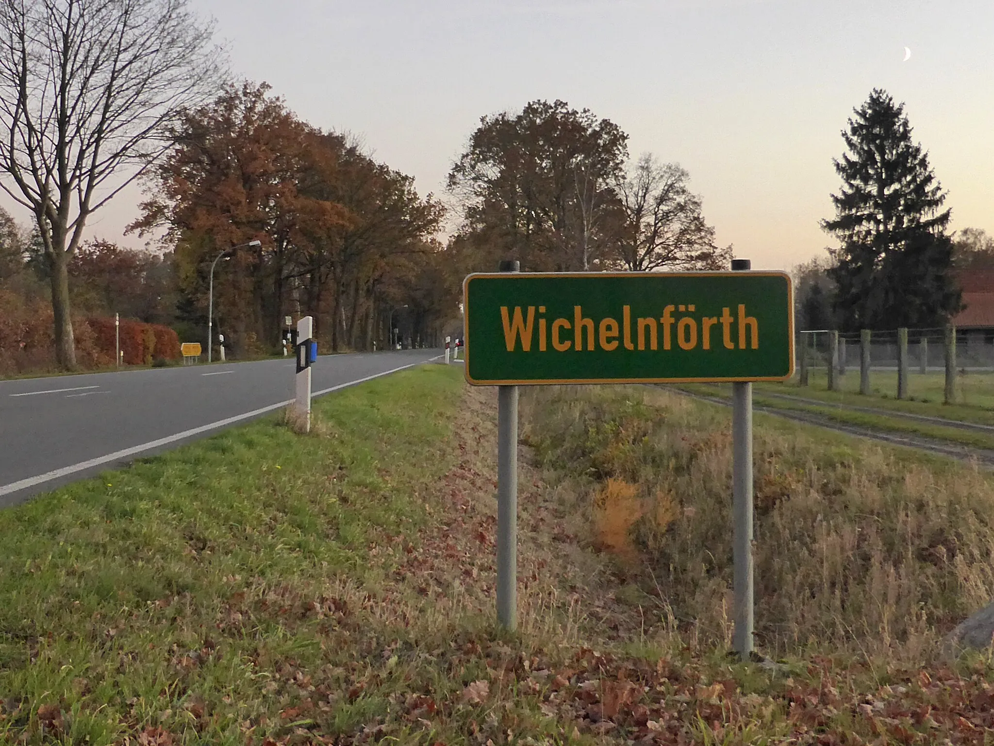Photo showing: Ortseingang von Wichelnförth mit B 4.