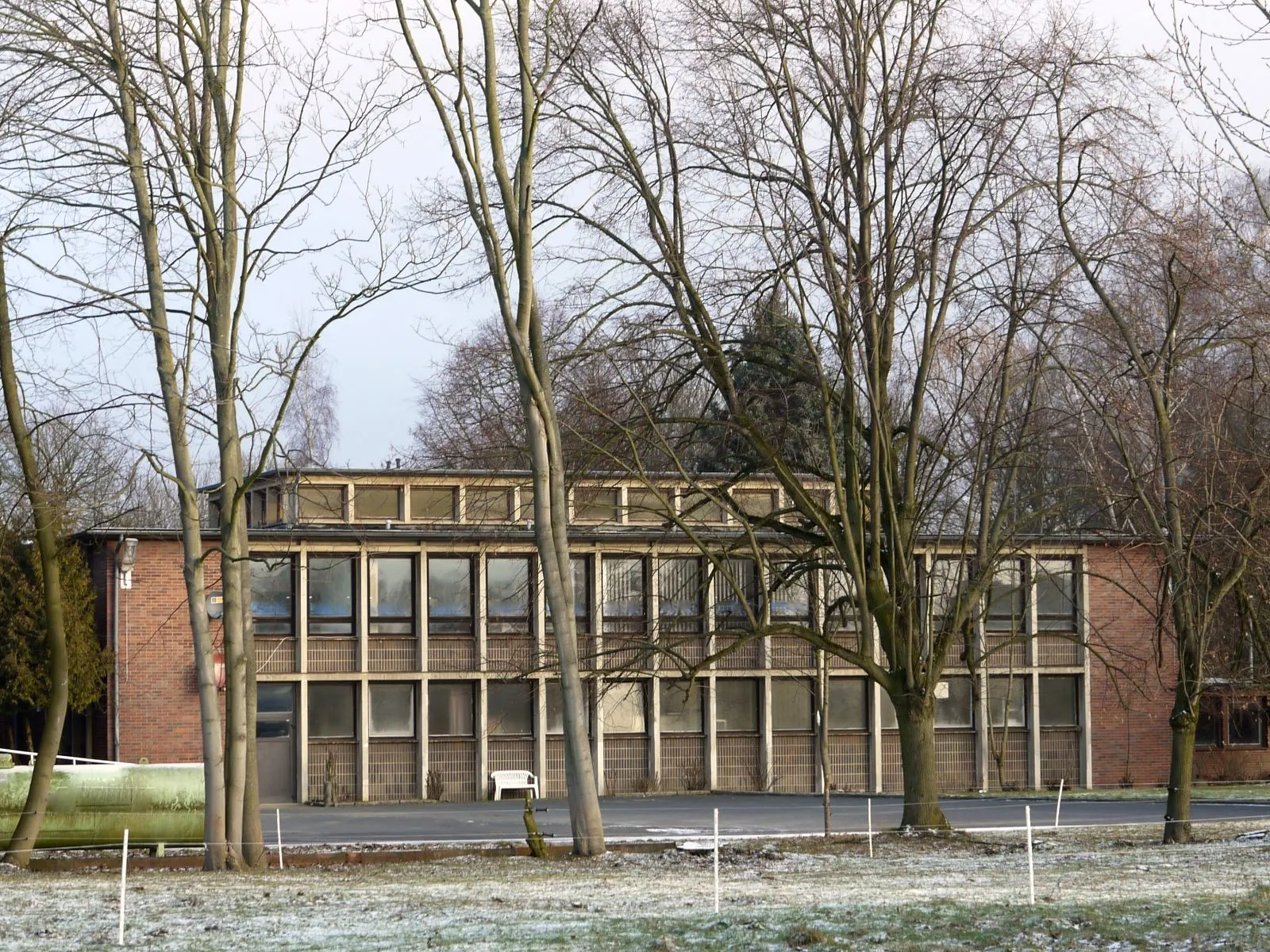 Photo showing: Schachtanlage Georg bei Salzgitter-Hohenrode - das 1954 errichtete Verwaltungsgebäude (Ansicht von Süden) - Aufnahme 2011.