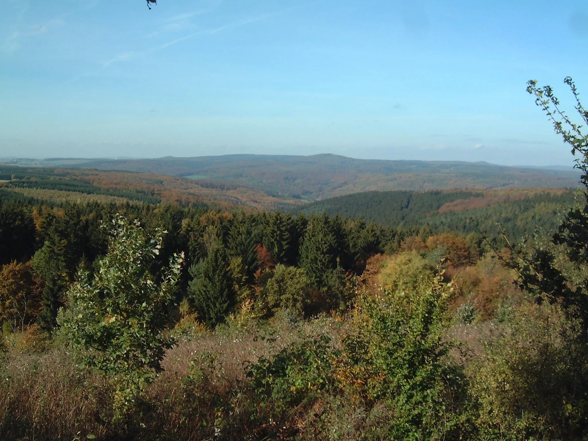 Photo showing: View towards Reinhardswald from Hühnerfeldberg, Lower Saxony, Germany