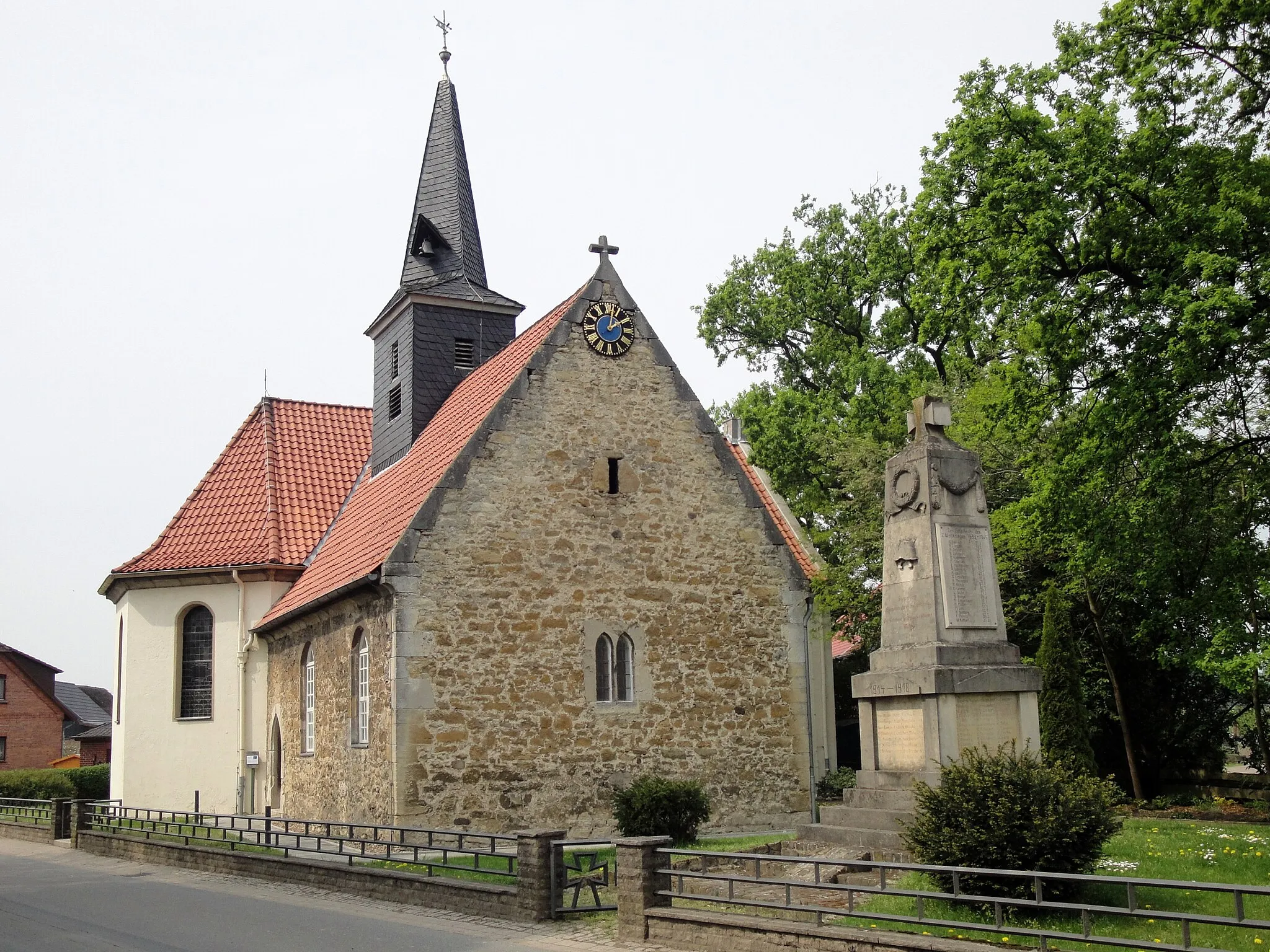 Photo showing: church and war memorial in Rötgesbüttel, Germany