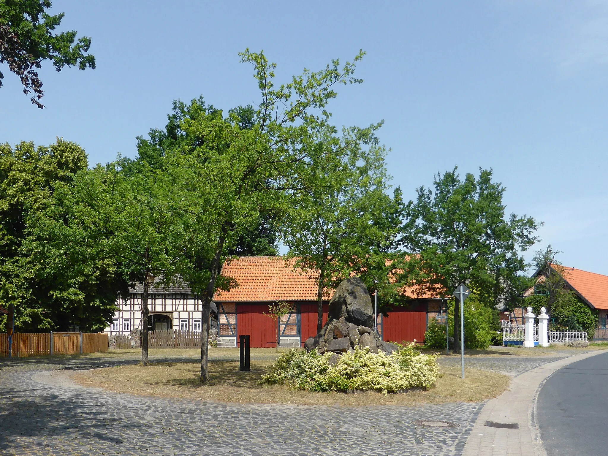 Photo showing: Dorfplatz in Bokensdorf.