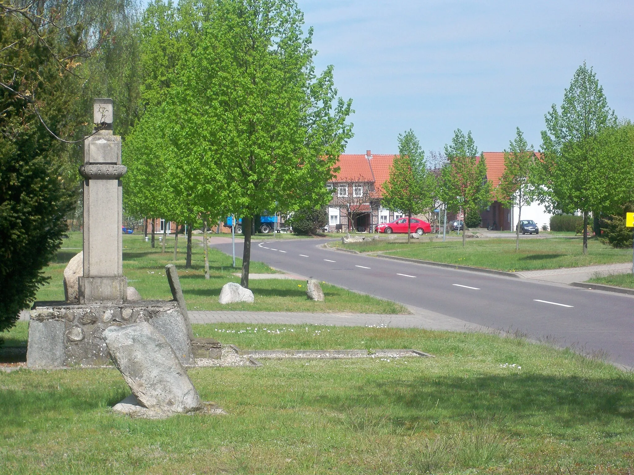 Photo showing: Gladdenstedt, Jübar municipality, Saxony-Anhalt, centre with war memorial