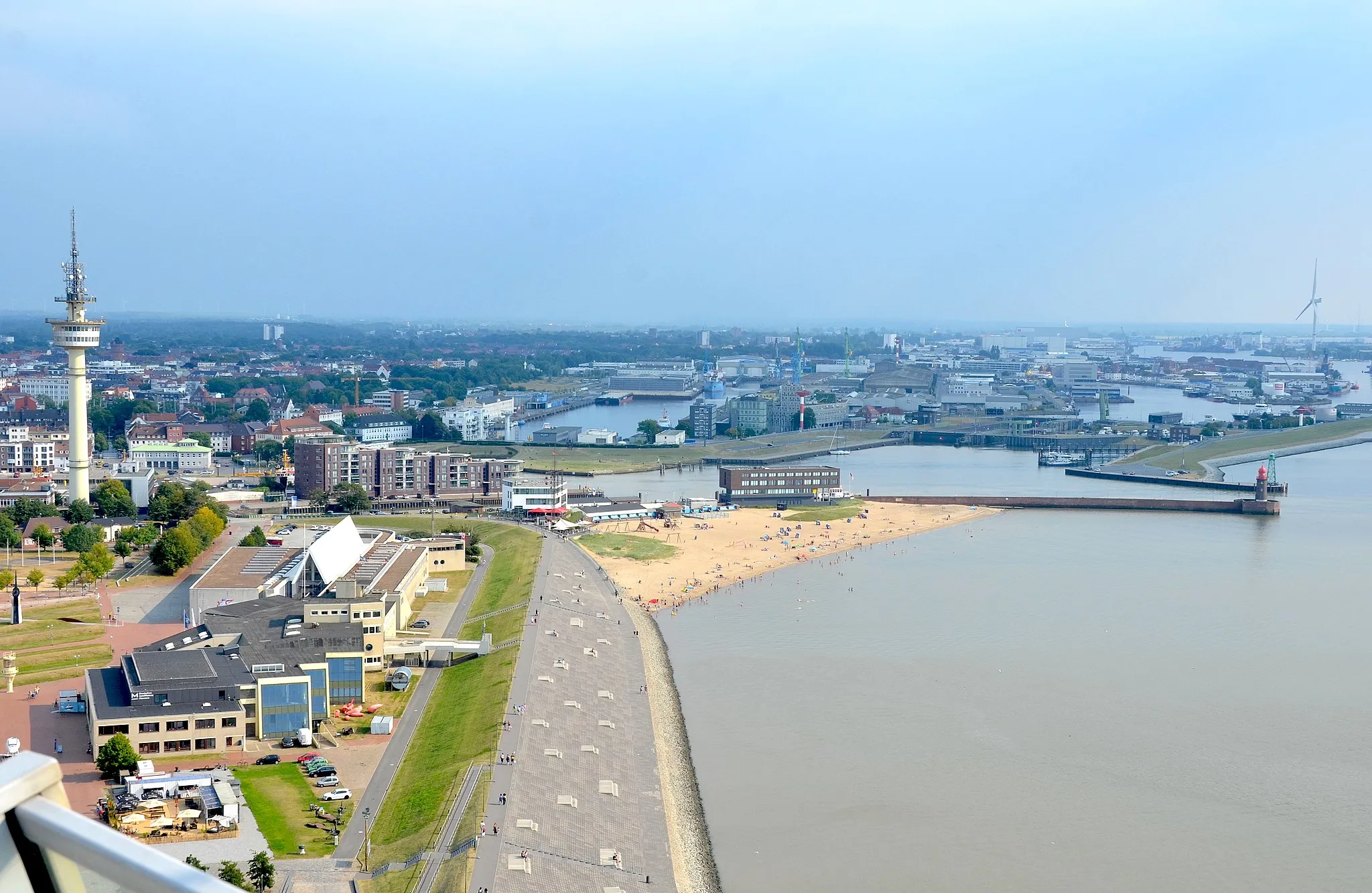 Photo showing: Bremerhaven : Blick vom Atlantic Hotel Sail City, von links nach rechts : Richtfunkturm, Deutsches Schifffahrtmuseum, Weser-Strandbad, Weserdeich und Geestemole mit Leuchtfeuer Geestemole Nord (vorne), Geestemole Süd (dahinter).