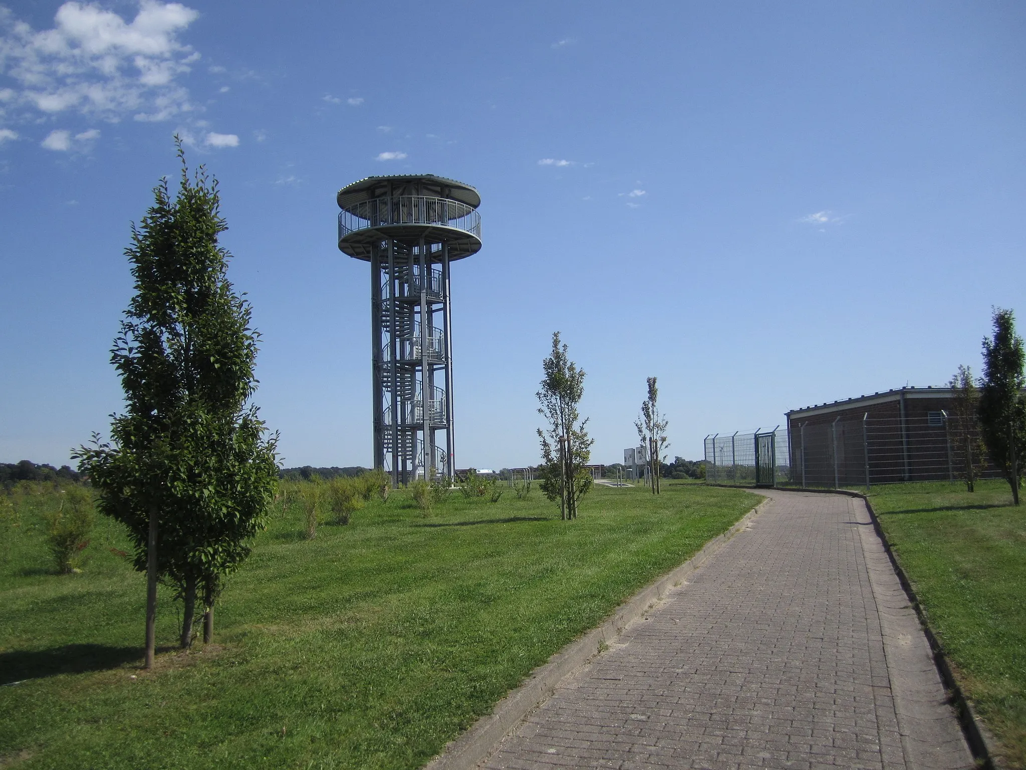 Photo showing: Observation tower in Lemwerder, Germany, which gives a view over the Weser river.