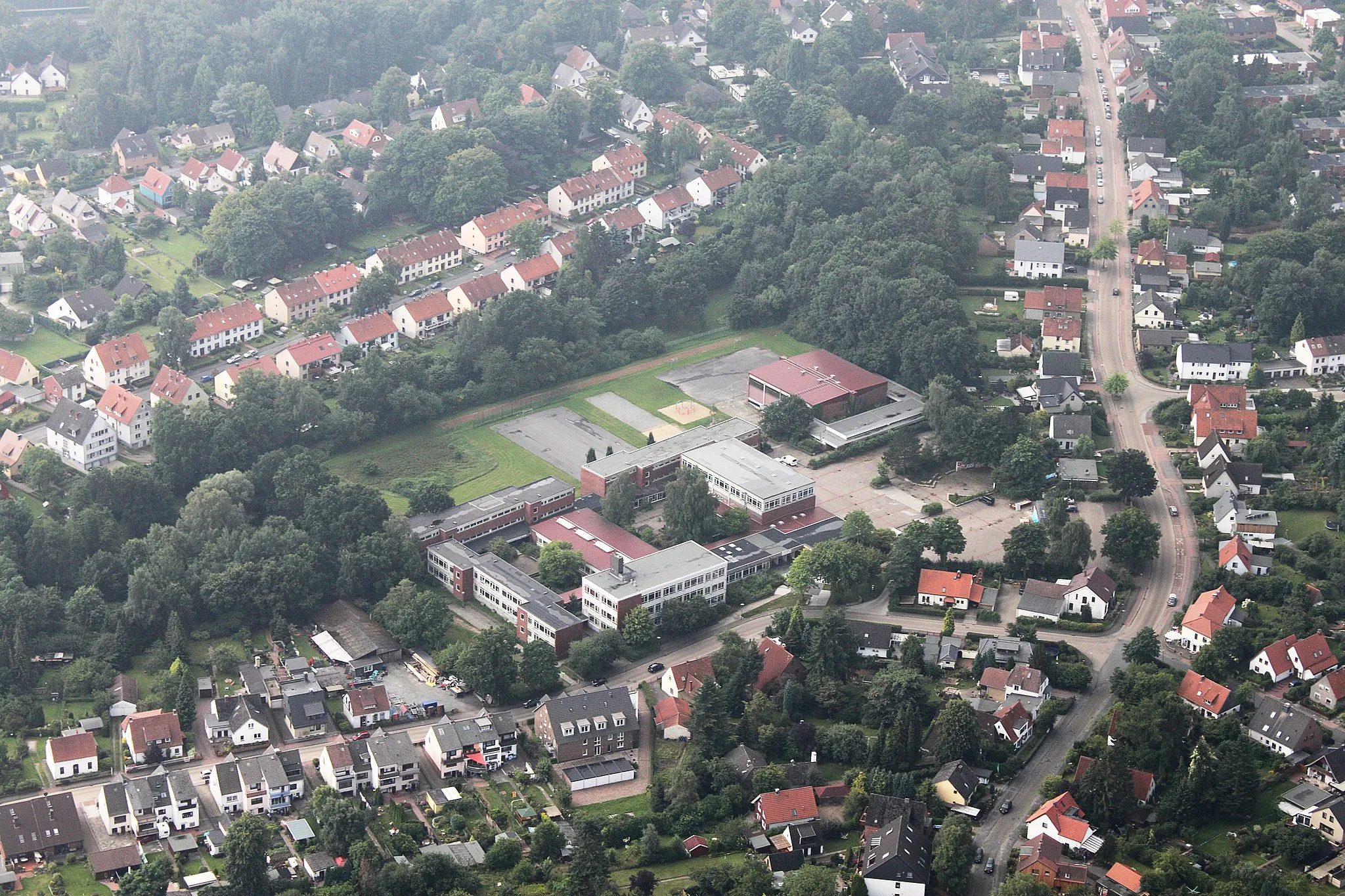 Photo showing: Oberschule Lesum; Bremen-Nord; Steinkamp 6, 28717 Bremen; Fotoflug Bremen; Flughöhe 500 m;  von der Autobahnabfahrt der A 27 in Bremen-Nord über Vegesack zum U-Boot Bunker Valentin