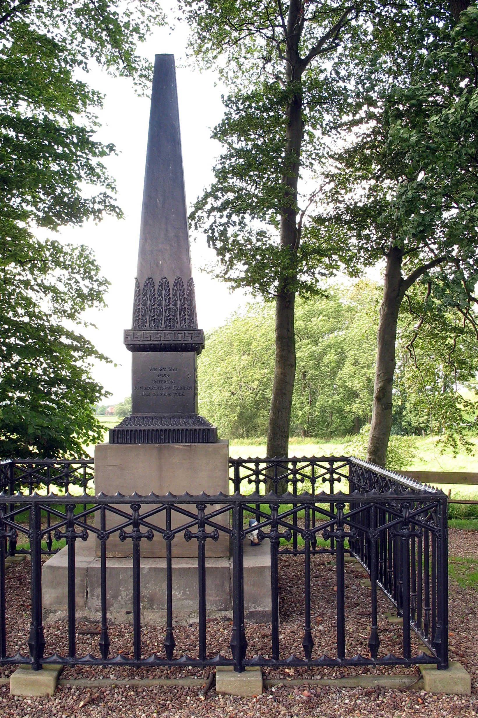 Photo showing: Das gusseiserne Veits-Denkmal auf dem St.-Veit-Hügel in Altenesch bei Lemwerder, eingeweiht am 27. Mai 1834. Siehe w:de:Stedingsehre.