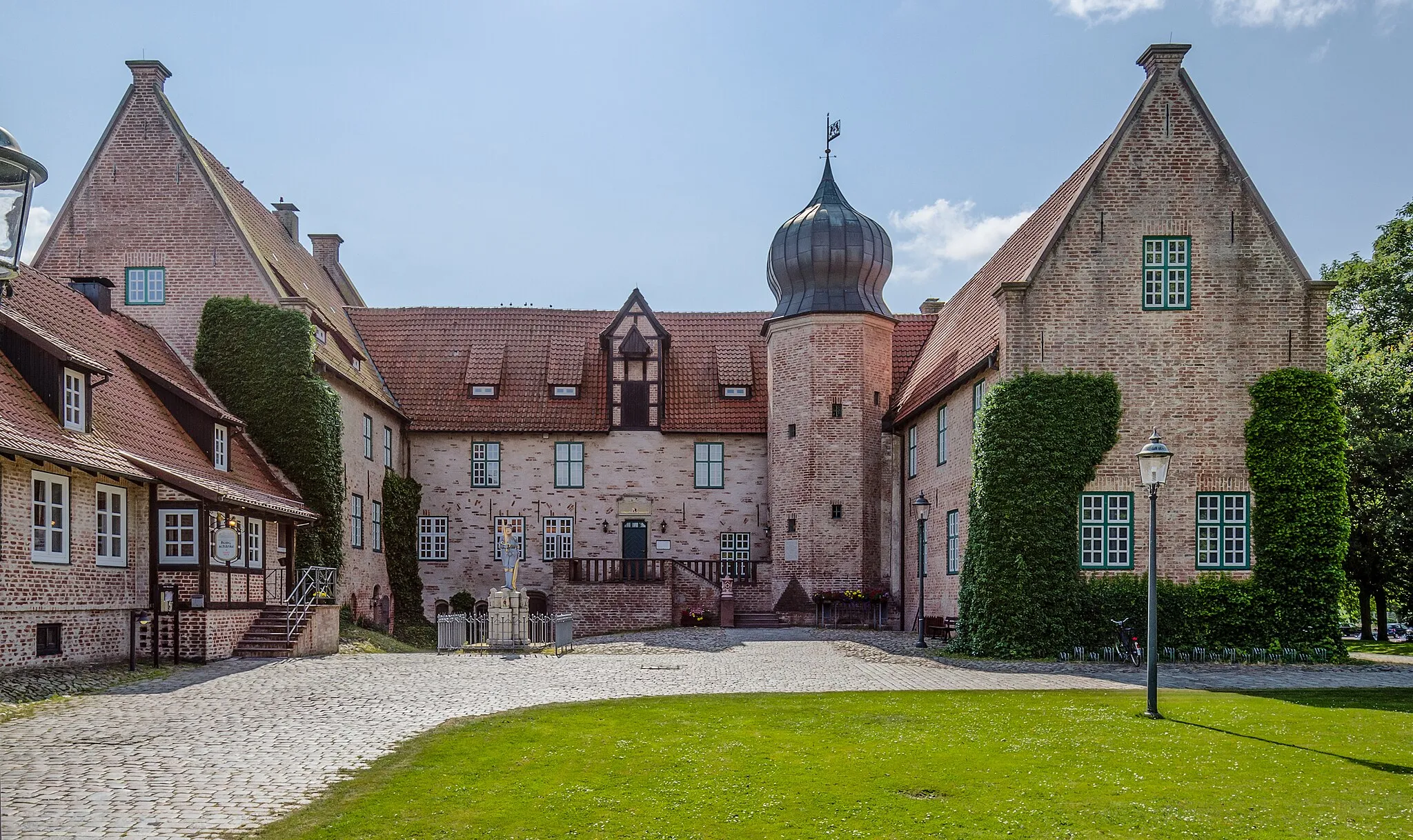 Photo showing: Bederkesa Castle east side