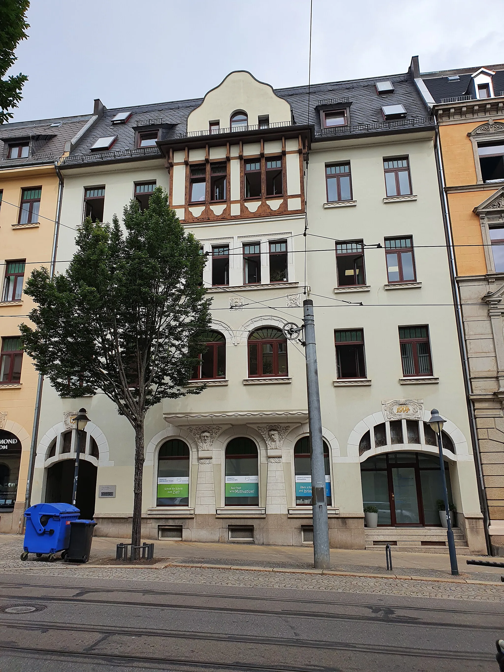 Photo showing: Wohn- und Geschäftshaus in geschlossener Bebauung Bahnhofstraße 14