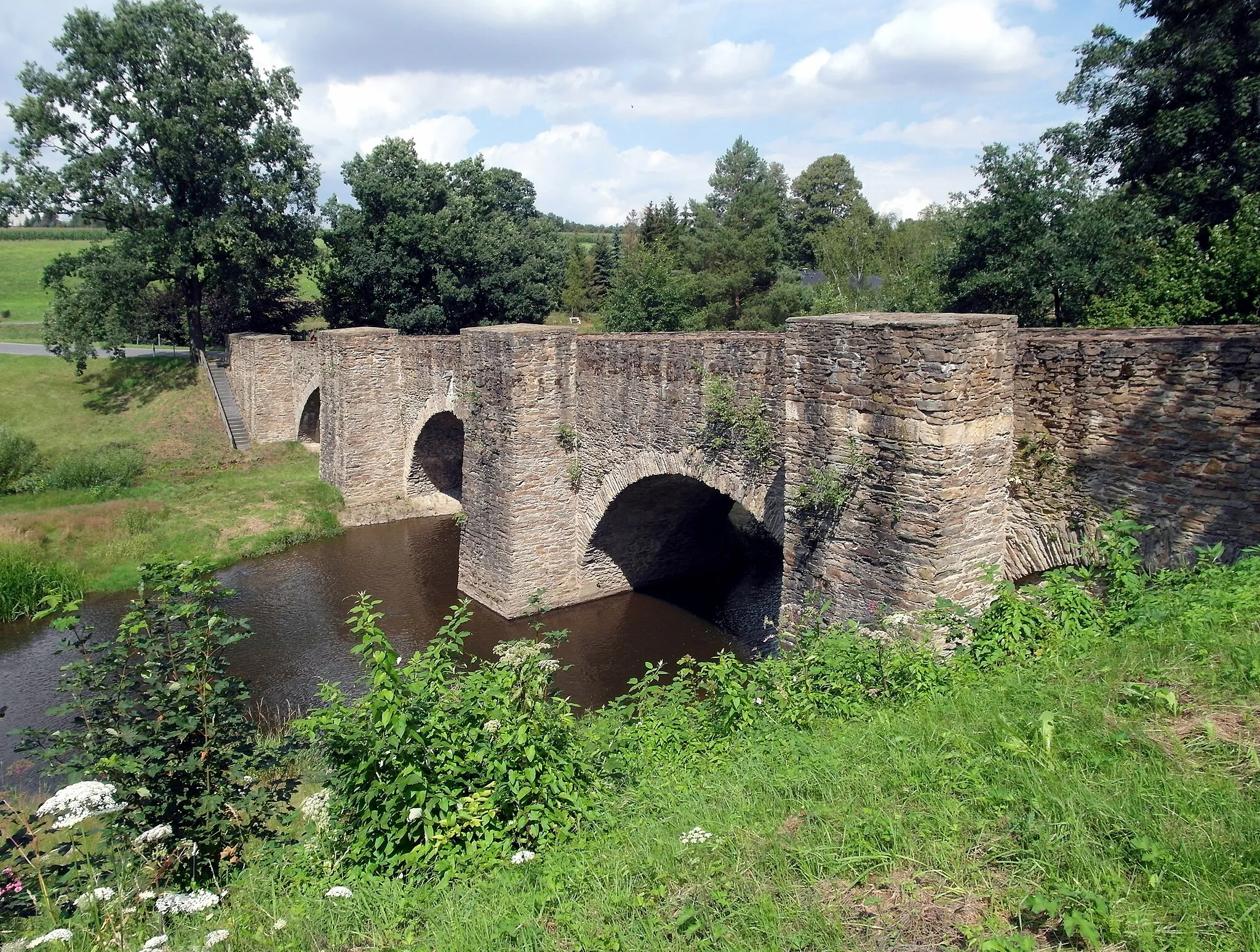 Photo showing: 28.07.2017  09603  Großschirma, Alte Meißner Straße (GMP: 50.958484,13.331282): Die Altväterbrücke wurde zwischen 1686 und 1715 als Äquadukt unter der Leitung des sächsischen Oberberghauptmannes Abraham von Schönberg errichtet. Wegen Bauschäden wurde sie 1893 teilweise gesprengt und von einst 24 m Höhe auf die 7,30 m der heutige Straßenbrücken rückgebaut.                                                                                                                                             [SAM1193.JPG]20170728500DR.JPG(c)Blobelt