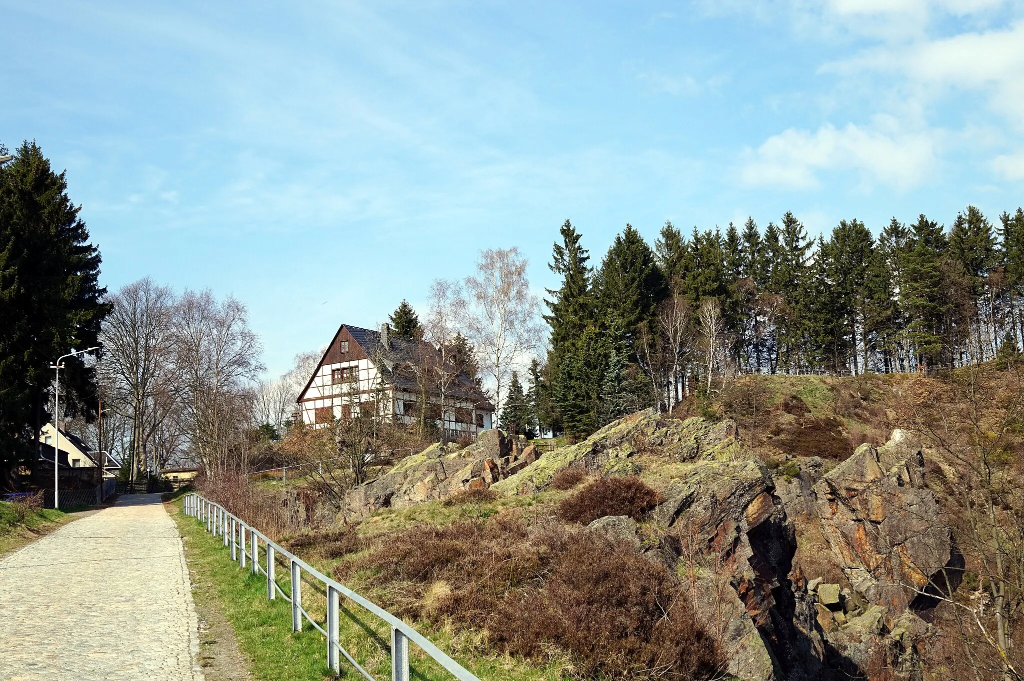 Photo showing: Das Huthaus wurde 1994 erbaut.