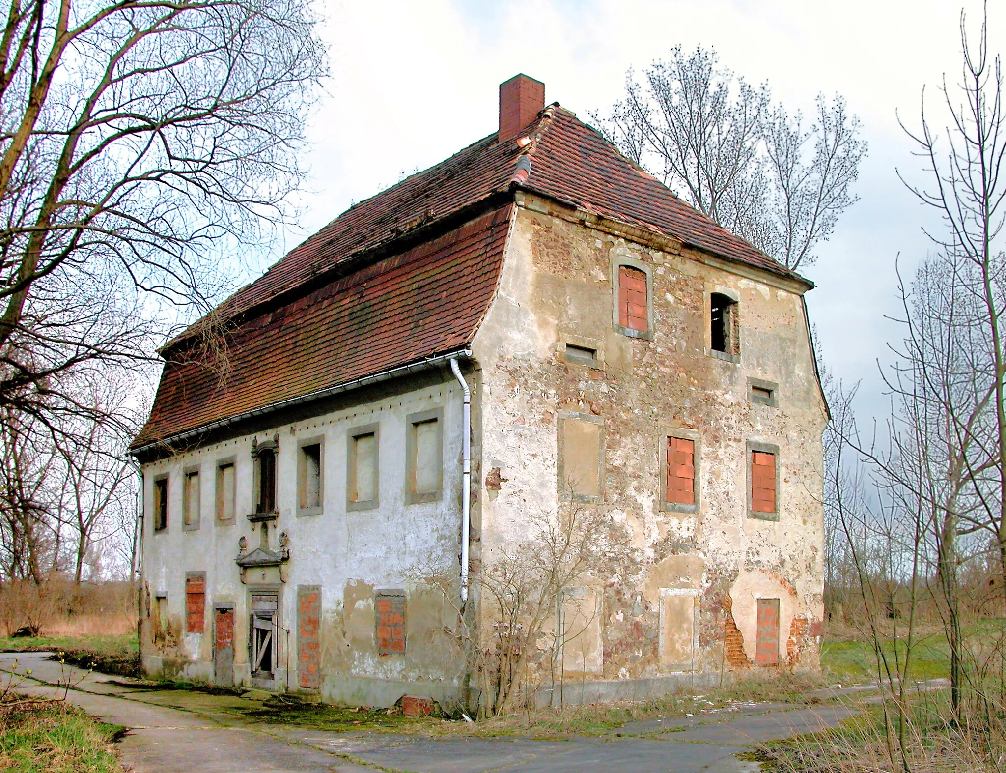 Photo showing: 30.03.2010  04720  Gadewitz (Großweitzschen) Gadweitz 27a: Wohnhaus (GMP: 51.157320,13.128660) eines Gutes; repräsentativer Bau mit klassizistischen 
Schmuckelementen, von ortsgeschichtlicher und baugeschichtlicher Bedeutung. Markante Wirkung im Landschaftsbild. Herrenhaus, Beschriftung "L E 1824". Kulturdenkmal Nr. 09208806. Sicht von Nordwesten.                                                                                          [DSCN40719.TIF]20100330470DR.JPG(c)Blobelt