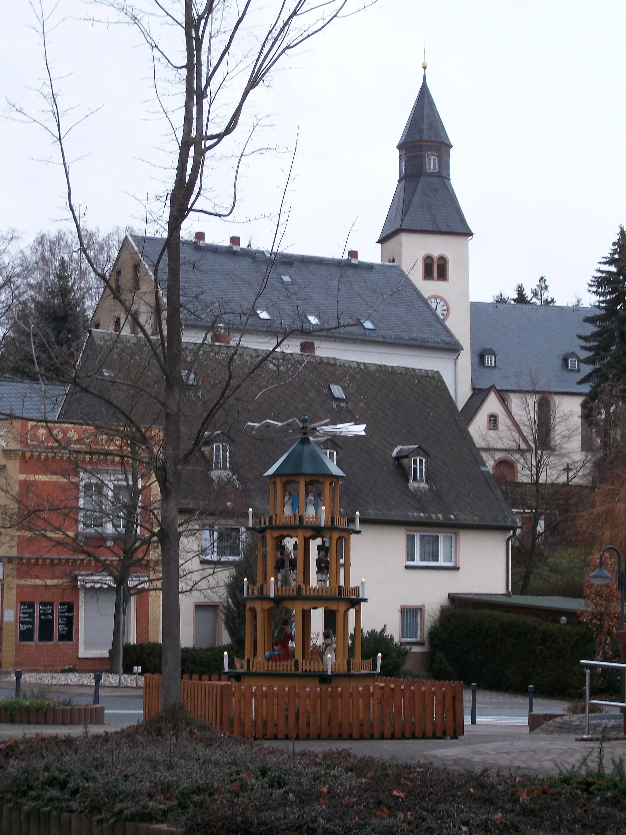 Photo showing: Kirche Taura mit Ortspyramide
