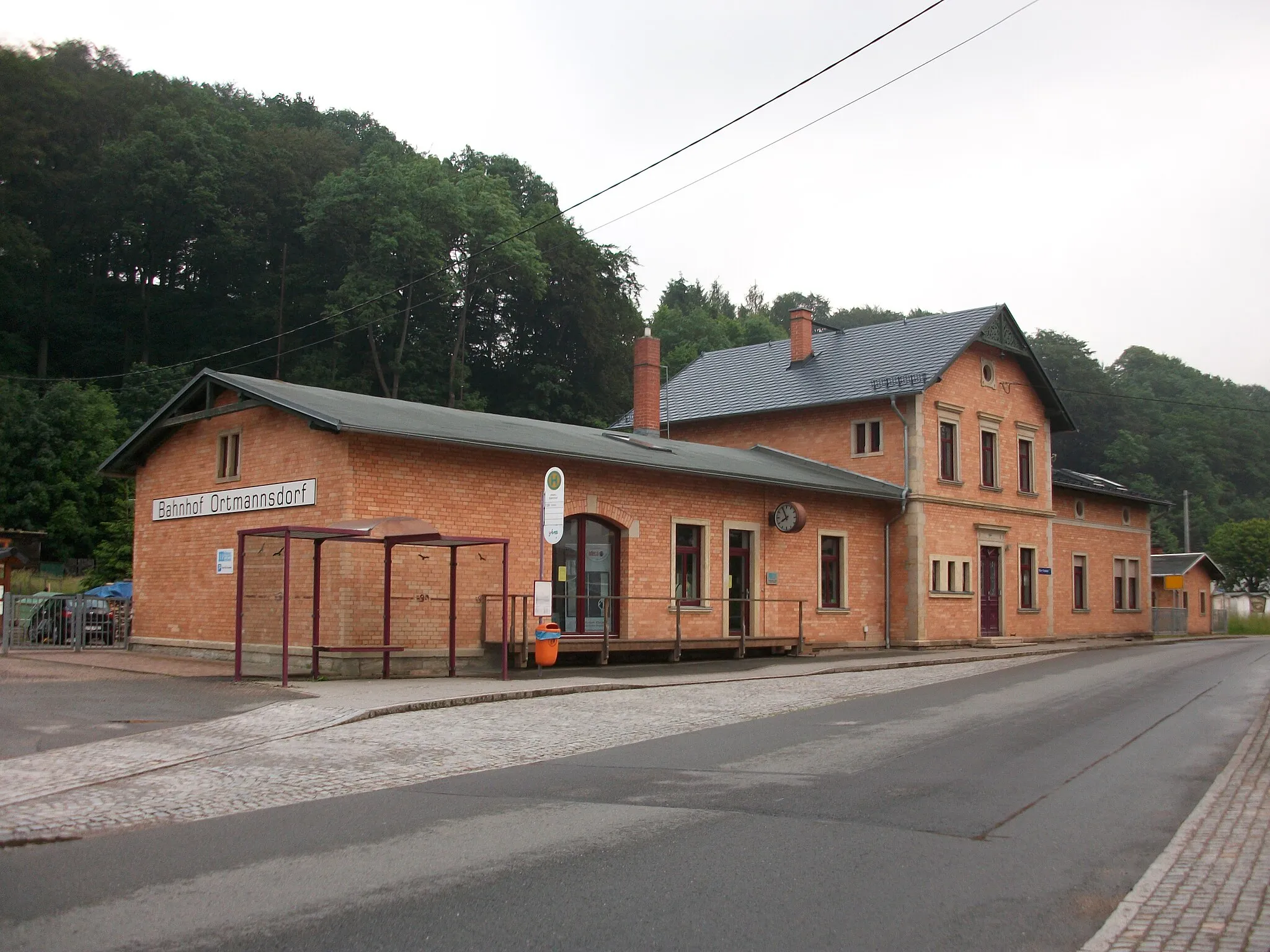 Photo showing: Bahnhof Ortmannsdorf, Empfangsgebäude (2016)