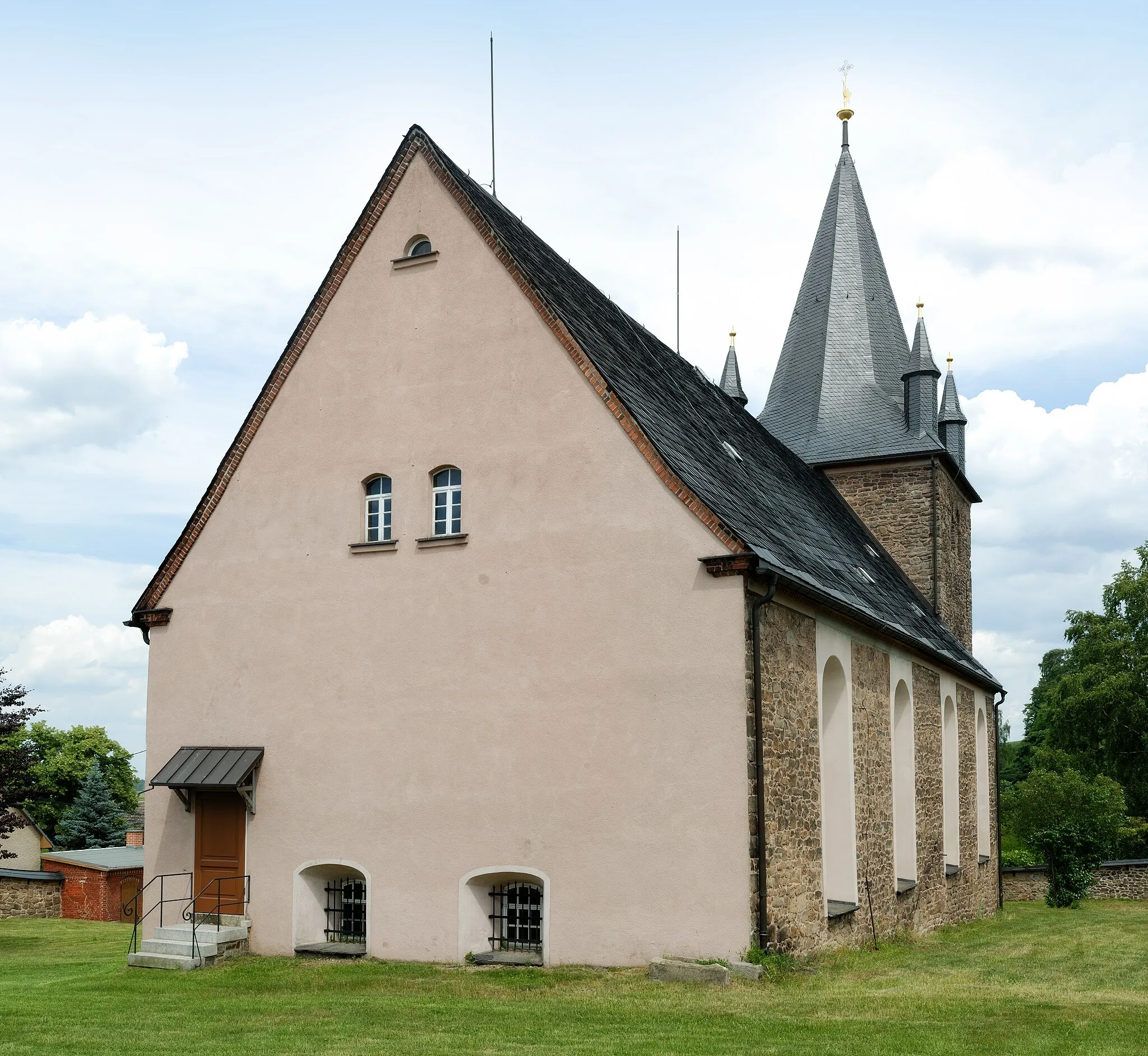Photo showing: This image shows the St. Marienkirche ("St. Marien Church") in the district Stangengrün in Kirchberg, Saxony, Germany. It is a seven segment panoramic image.