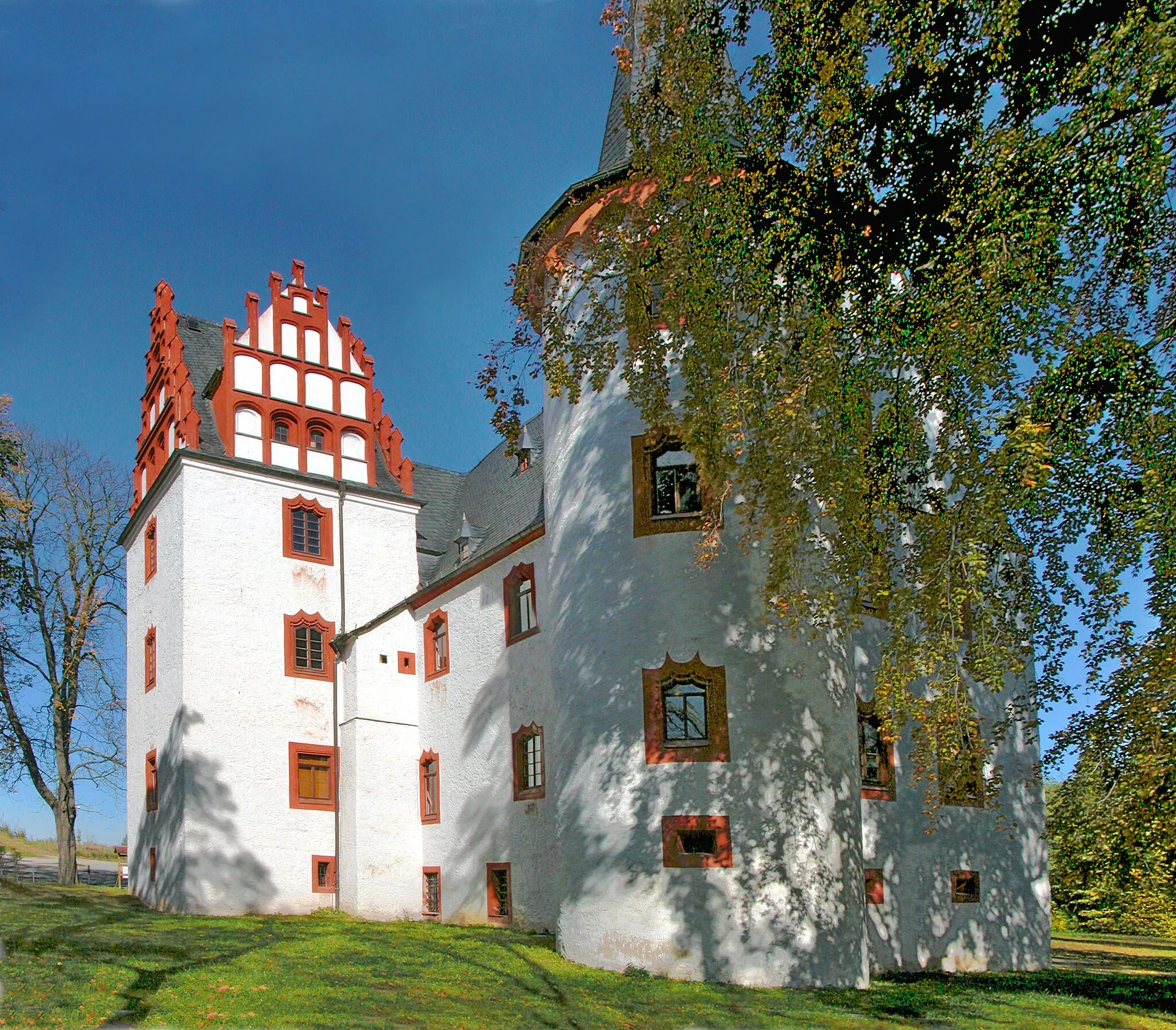 Photo showing: 15.10.2007  08491  Netzschkau, Schloßstraße:  Spätgotisches Schloß, (GMP: 50.614806,12.248441). Der mit einem Rund- und einem vorgesetztem Viereckturm versehene 
Schloßflügel wurde um 1490 für Caspar Metzsch errichtet. Die Vorhangbogenfenster und die Staffelgiebel sind typische Architekturmotive der sächsischen Spätgotik. Die Adelsfamilie Metzsch verkaufte den Besitz 1578 an Joachim und Christoph von Reibold. 1617 kam Netzschkau an die Adelsfamilie Bose. Der reiche Carol Bose (1596-1657), damals der größte Grundbesitzer im westlichen Erzgebirge und im Vogtland, fügte um 1626/27 zwei weitere Schloßflügel an. Diese wurden jedoch 1953 abgebrochen, weil sie nicht mehr zu halten waren. 1858 kaufte Heinrich Graf von Schönburg-Hinterglauchau den Adelssitz. Er ließ den umliegenden Schlosspark im englischen Landschaftsstil anlegen. 1944 erwarb die Stadt Netzschkau Schloß und Park. Der 1998 gegründete Förderverein Schloss Netzschkau ermöglicht die Besichtigung des Adelssitzes. Sicht von Süden.                                                                               [DSCN30648-30649.TIF]20071015420MDR.JPG(c)Blobelt