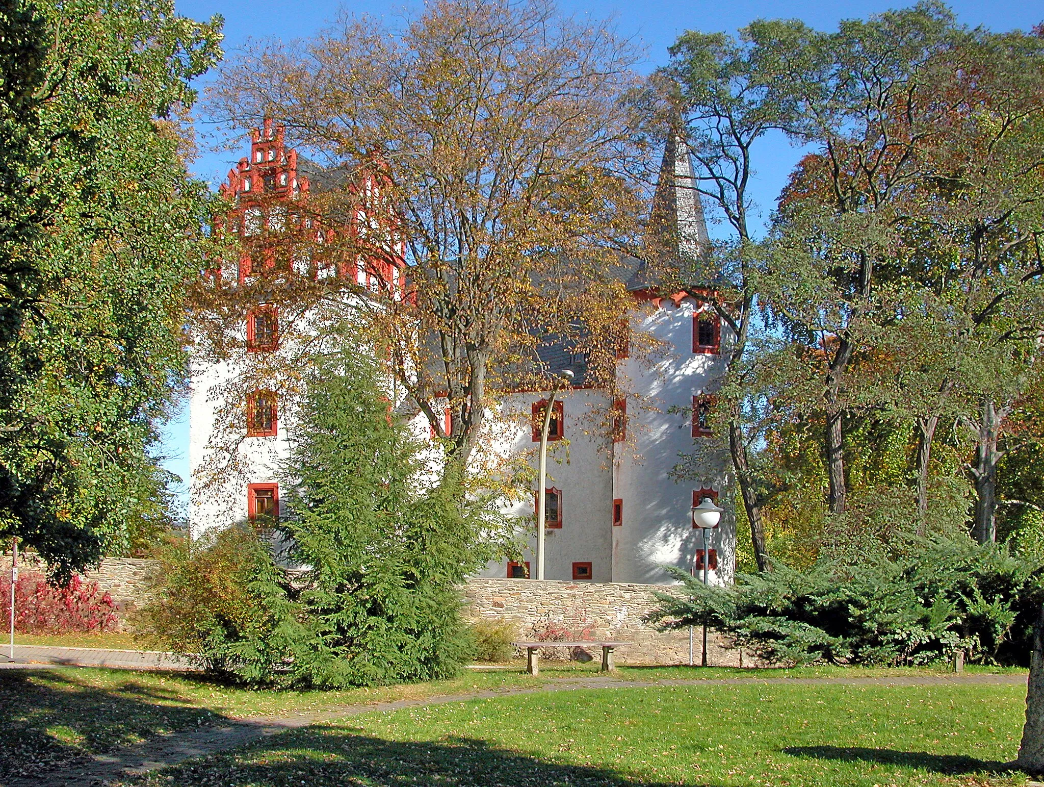 Photo showing: 15.10.2007  08491  Netzschkau, Schloßstraße:  Spätgotisches Schloß, (GMP: 50.614806,12.248441). Der mit einem Rund- und einem vorgesetztem Viereckturm versehene Schlossflügel wurde um 1490 für Caspar Metzsch errichtet. Die Vorhangbogenfenster und die Staffelgiebel sind typische Architekturmotive der sächsischen Spätgotik. Die Adelsfamilie Metzsch verkaufte den Besitz 1578 an Joachim und Christoph von Reibold. 1617 kam Netzschkau an die Adelsfamilie Bose. Der reiche Carol Bose (1596-1657), damals der größte Grundbesitzer im westlichen Erzgebirge und im Vogtland, fügte um 1626/27 zwei weitere Schloßflügel an. Diese wurden jedoch 1953 abgebrochen, weil sie nicht mehr zu halten waren. 1858 kaufte Heinrich Graf von Schönburg-Hinterglauchau den Adelssitz. Er ließ den umliegenden Schlosspark im englischen Landschaftsstil anlegen. 1944 erwarb die Stadt Netzschkau Schloß und Park. Der 1998 
gegründete Förderverein Schloss Netzschkau ermöglicht die Besichtigung des Adelssitzes. Sicht von Süden.    [DSCN30643.TIF]20071015405DR.JPG(c)Blobelt