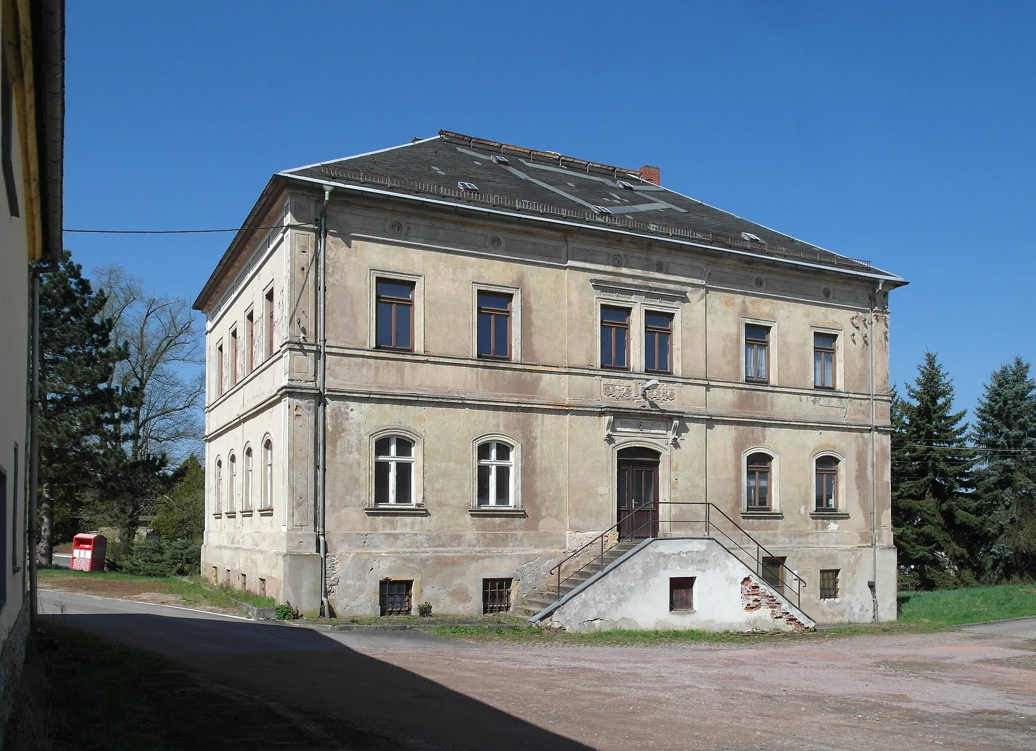 Photo showing: 18.04.2018  09661  Böhrigen (Striegistal), Hanichener Straße 1: Rittergut Böhrigen, Herrenhaus (GMP: 51.030600,13.159283).          [SAM5316.JPG]20180418155DR.JPG(c)Blobelt