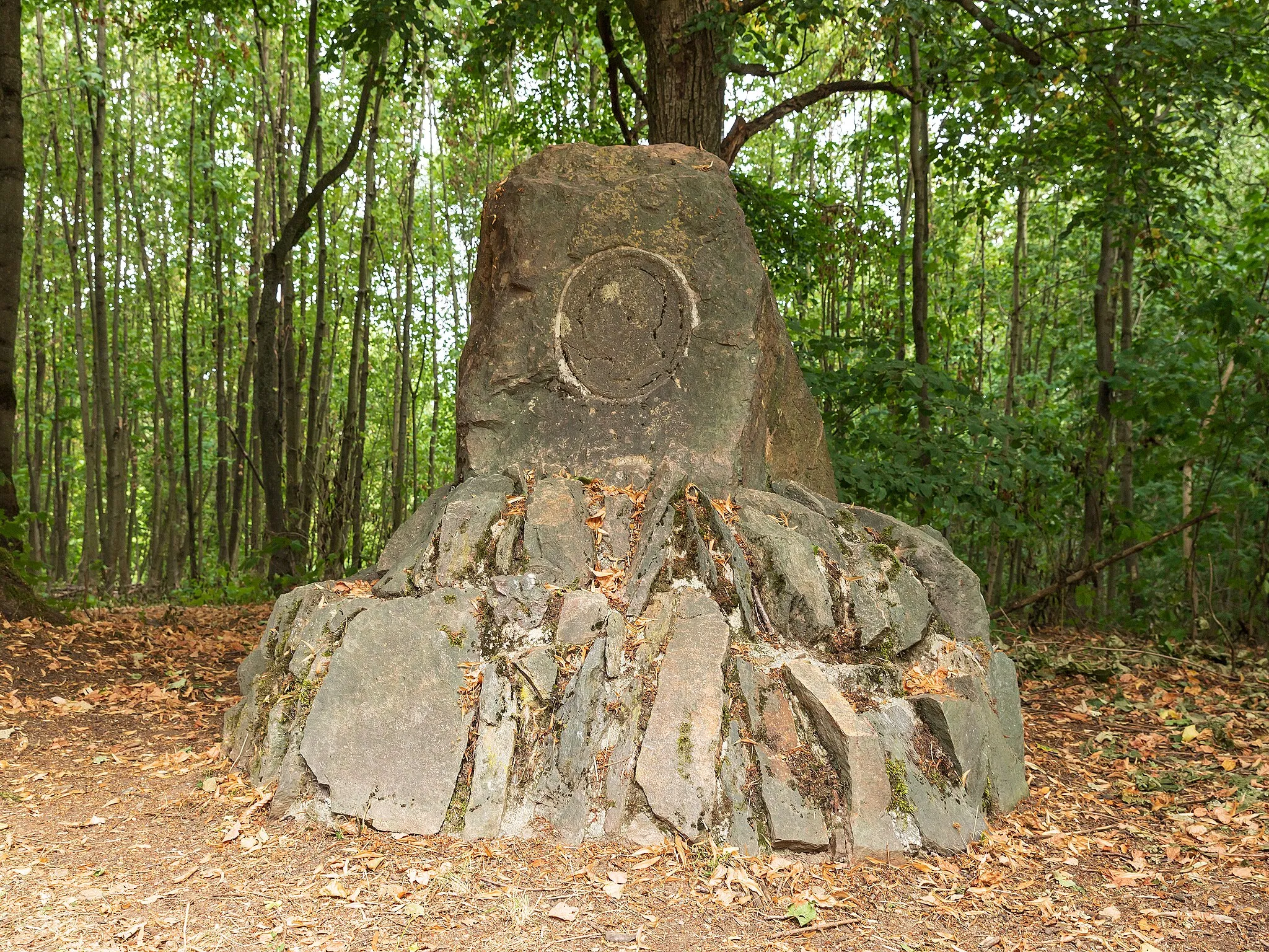 Photo showing: Moltke-Stein auf der Anton-Günther-Höhe, ehemals mit Plakette und Inschrift für Helmut von Moltke, 1937 durch den Erzgebirgsverein auf Anton Günther übertragen