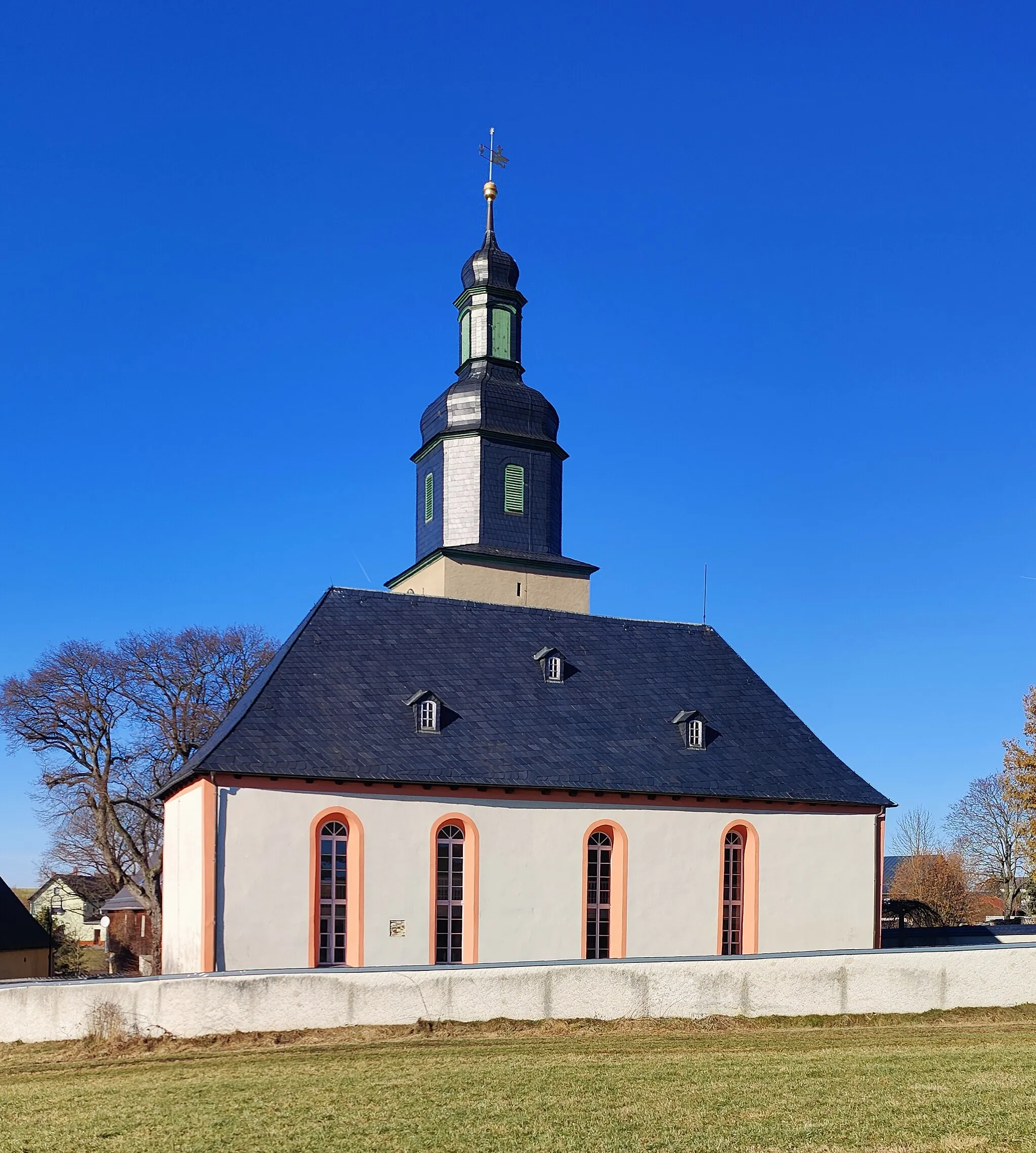 Photo showing: Evangelisch-lutherische Kreuzkirche Ebersgrün, Gemeinde Pausa-Mühltroff, Vogtlandkreis, Sachsen, Deutschland