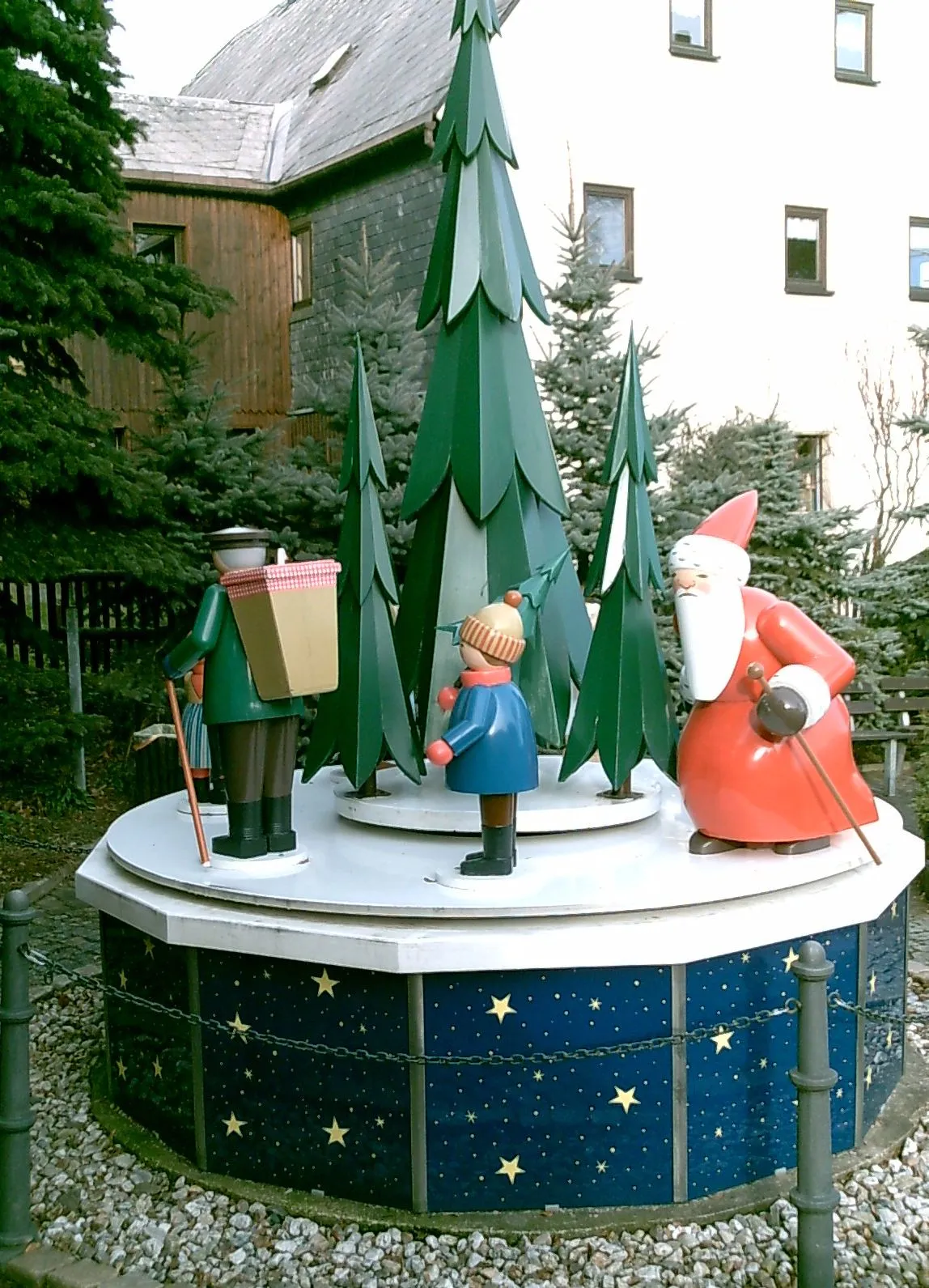 Photo showing: lebensgroße Freiland-Variante einer Spieldose in Winter- und Sommer-Variante (hier Wintervariante)