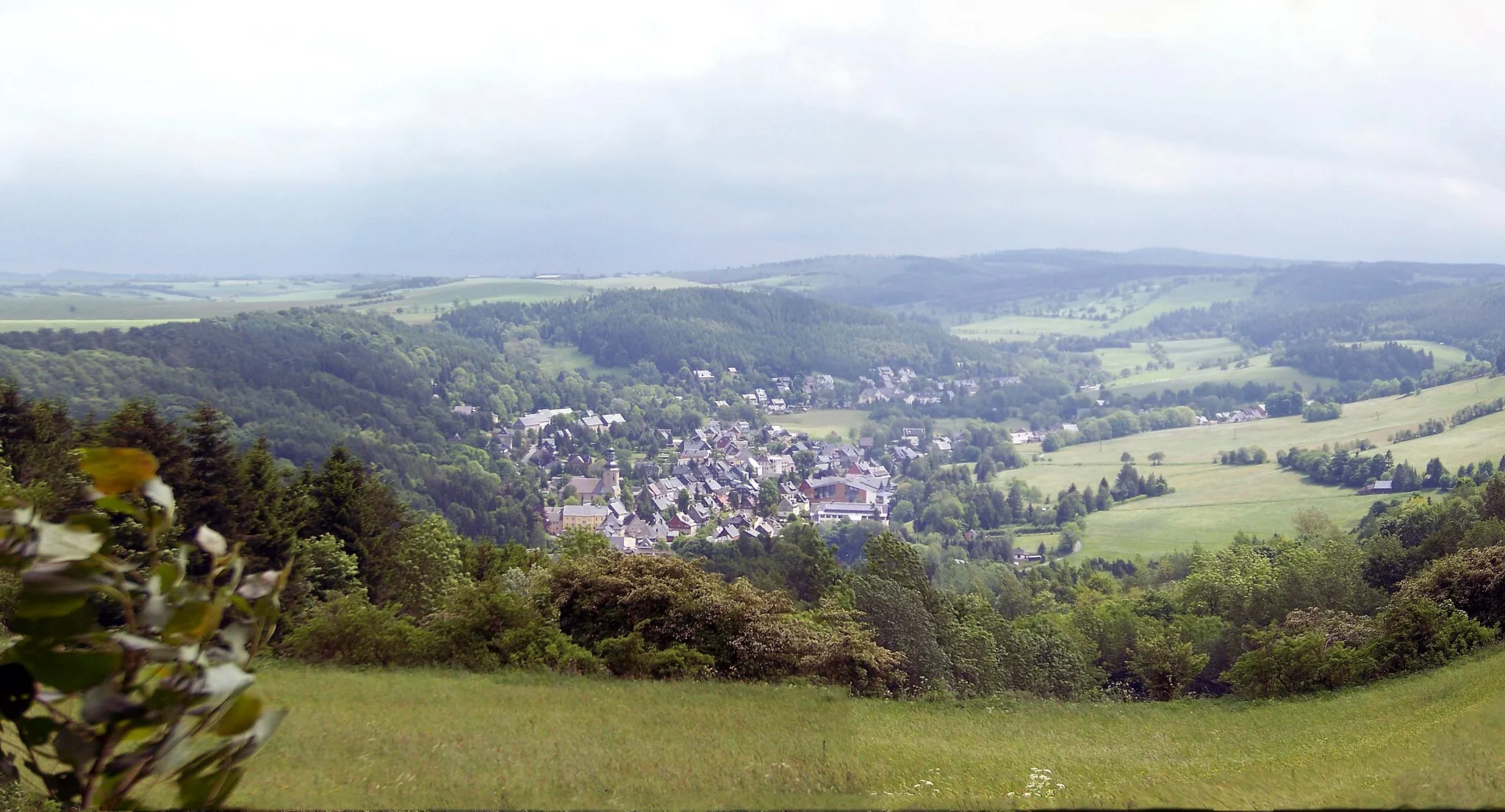 Photo showing: View across the Müglitztal valley facing Geising village, seen from the Geisingberg mountain