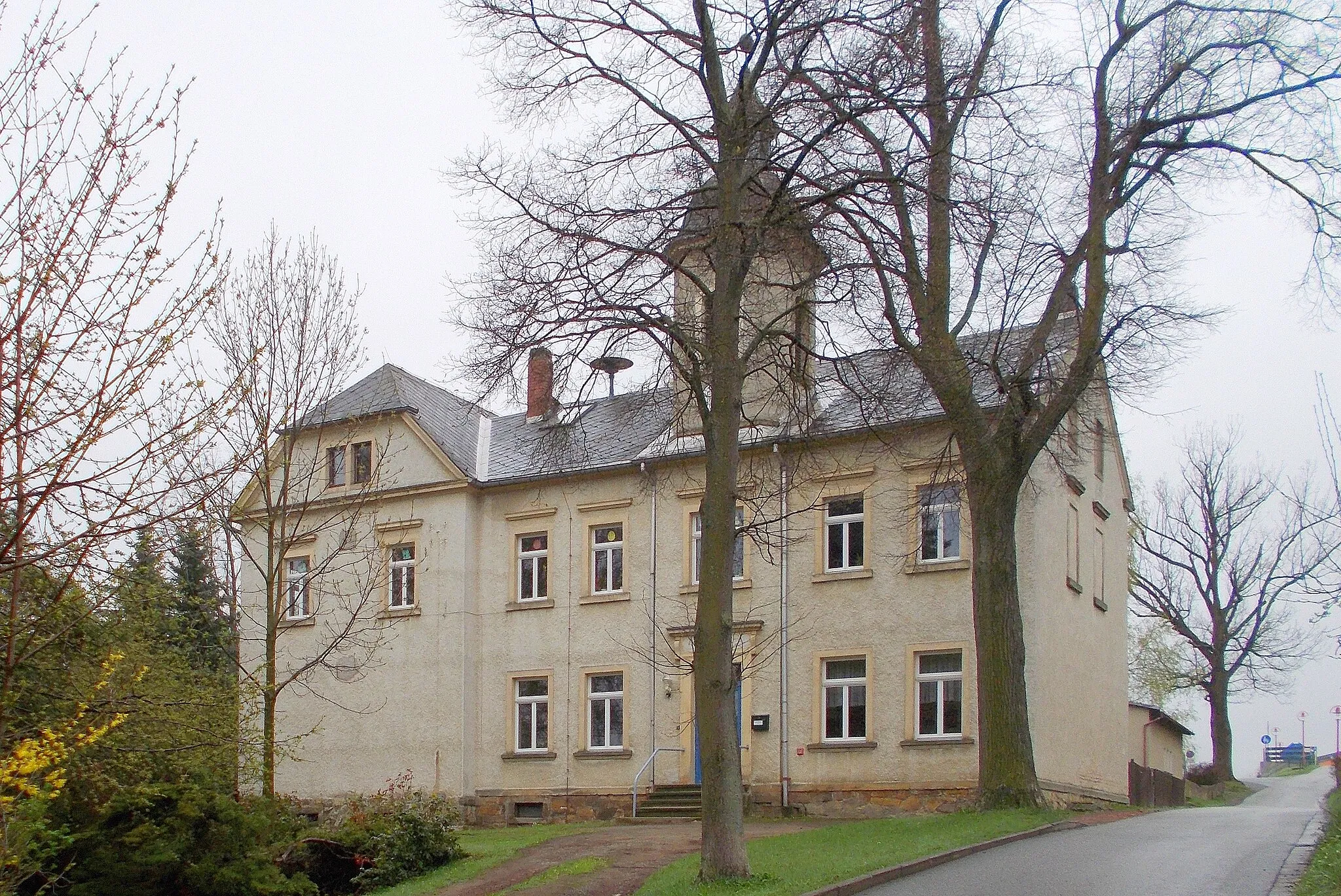 Photo showing: Nach dem die erste Schule nicht mehr ausreichte wurde 1888 diese zweite Schule in Obercarsdorf gebaut. Sie wird heute noch als Schule für integriertes Lernen genutzt.