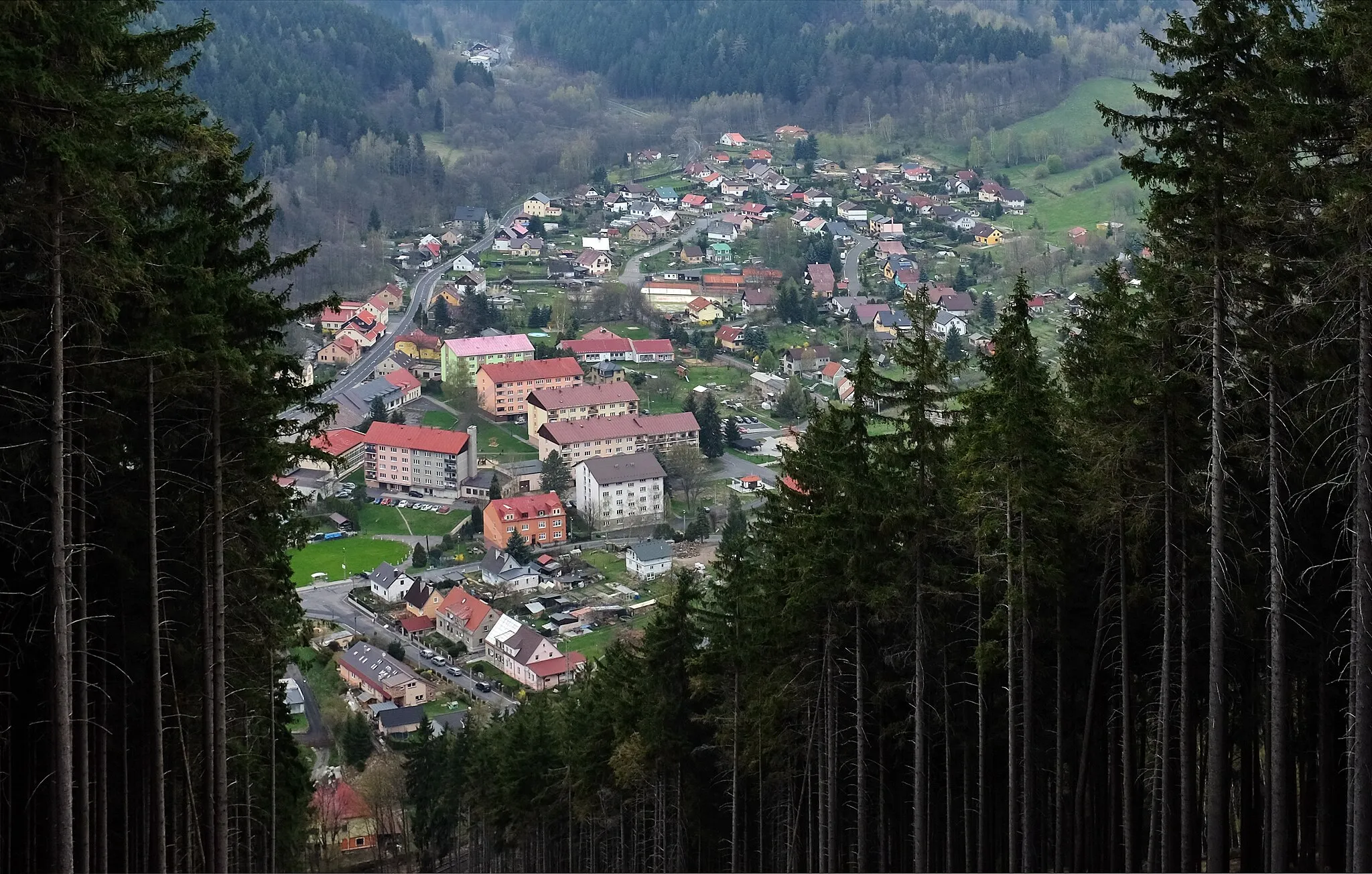 Photo showing: Výhled z vrchu Rozhled (707 m) směrem na Merklín, Krušné hory, okres Karlovy Vary