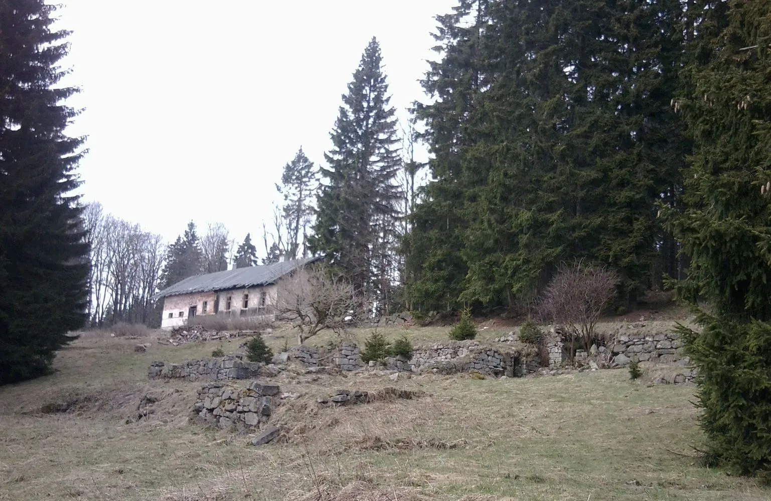 Photo showing: Ruins of buildings at Velflík (Wölfling) in the Czech Republic