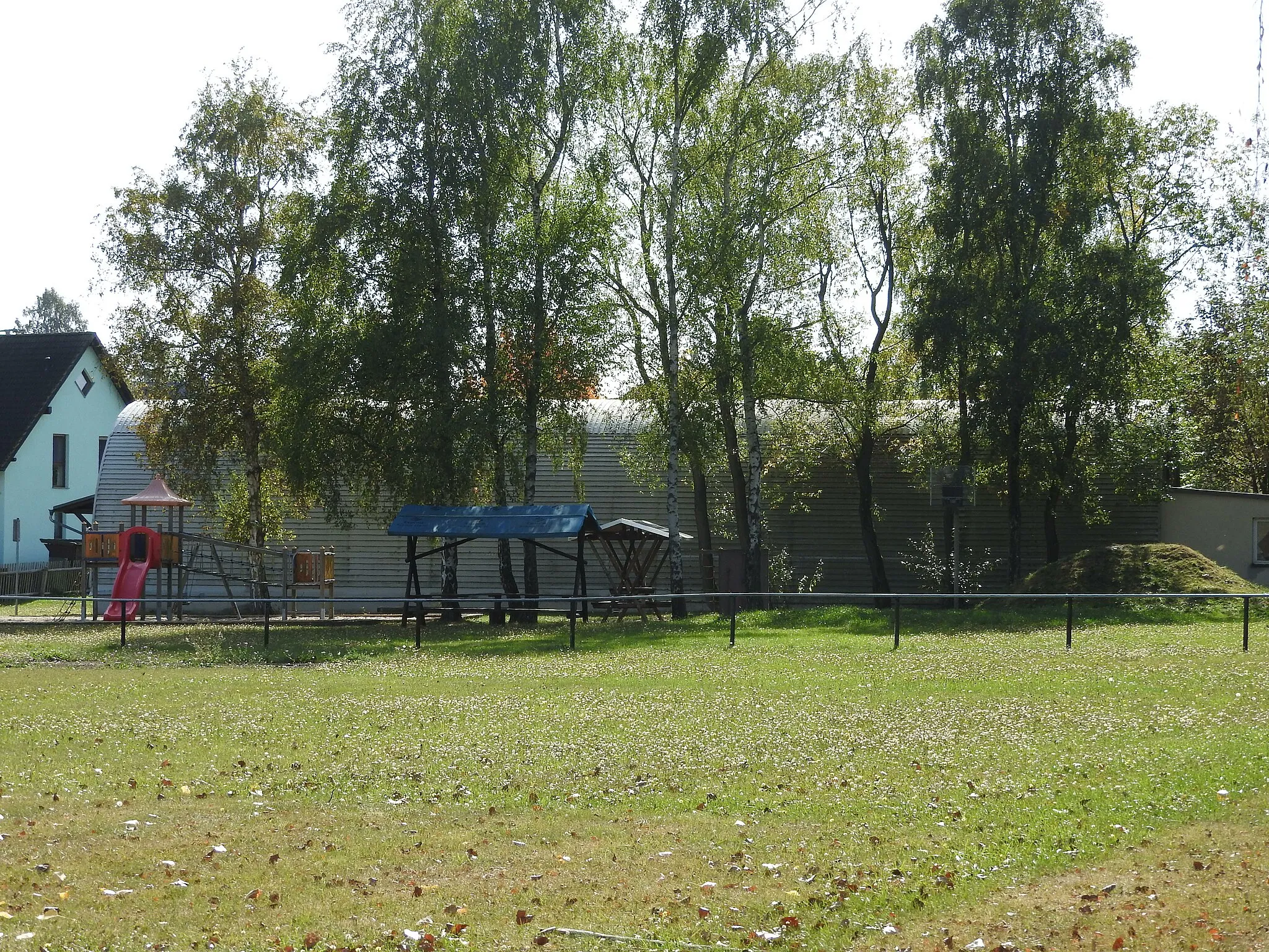 Photo showing: Ehemaliges Kino? am Sportplatz in Bernsgrün, Thüringen