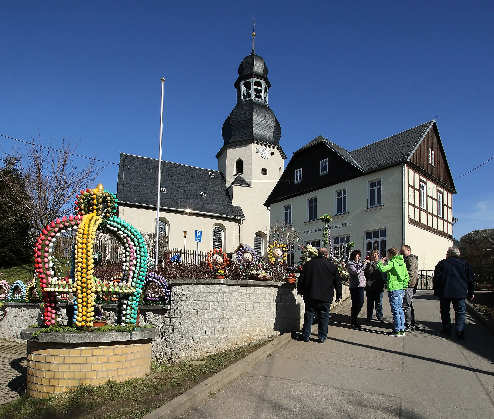 Photo showing: Osterbrunnen in Langenbernsdorf - OT Niederalbertsdorf in Sachsen.