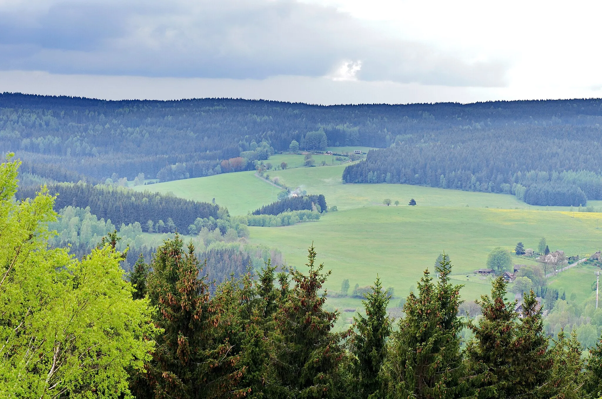 Photo showing: Pohled z Šibeničního vrchu (659 m) nad Kraslicemi v Krušných horách na Počátecký vrch (819 m)