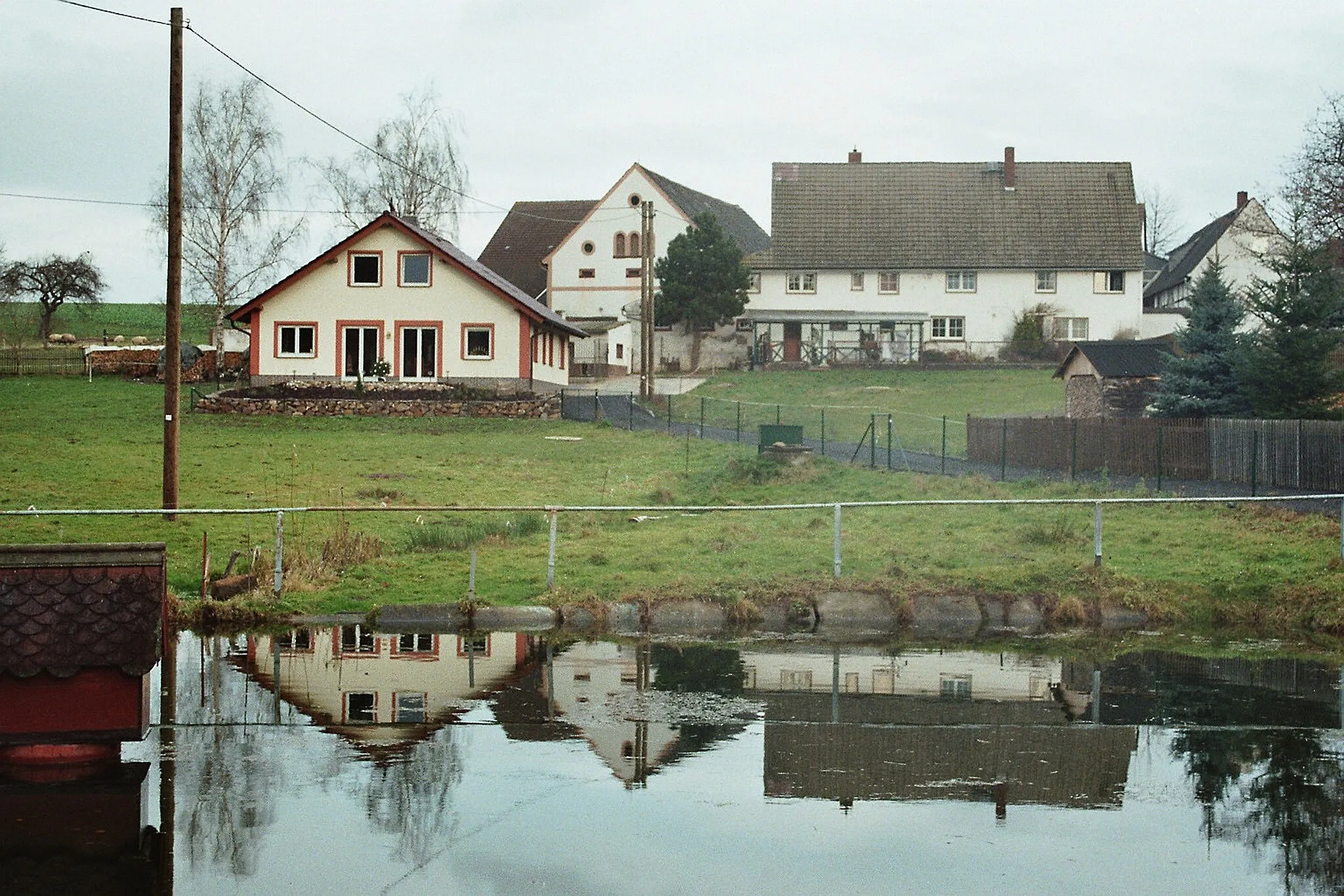 Photo showing: Niedersteinbach (Penig), pond and four sided farm 27 Karl-von-Hase-Straße