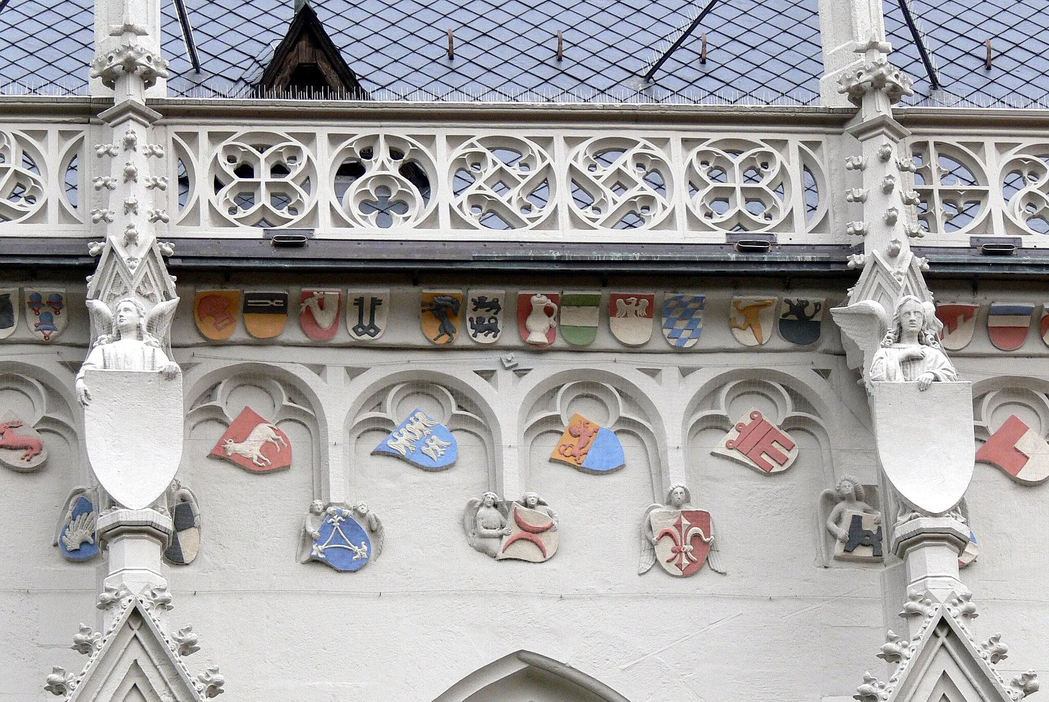 Photo showing: Haßfurt ( Lower Franconia ). Knights chapel: Apse ( 15th century ) - Frieze with 248 coats of arms of noble families.