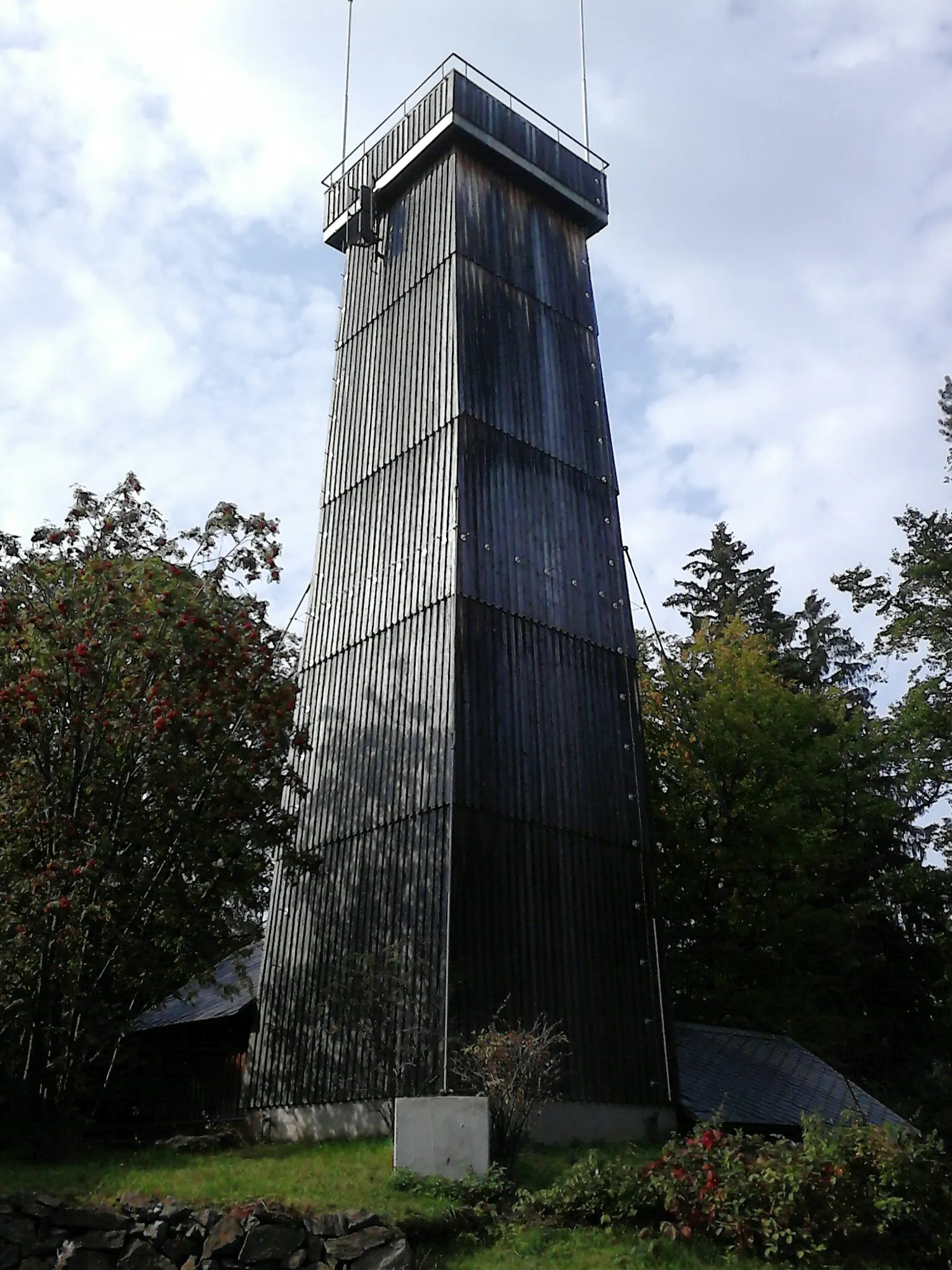 Photo showing: Der siebzehneinhalb Meter hohe hölzerne Aussichtsturm auf dem Steinberg bei Rothenkirchen / Wernesgrün. Gemeinde Steinberg, Sachsen, Deutschland.